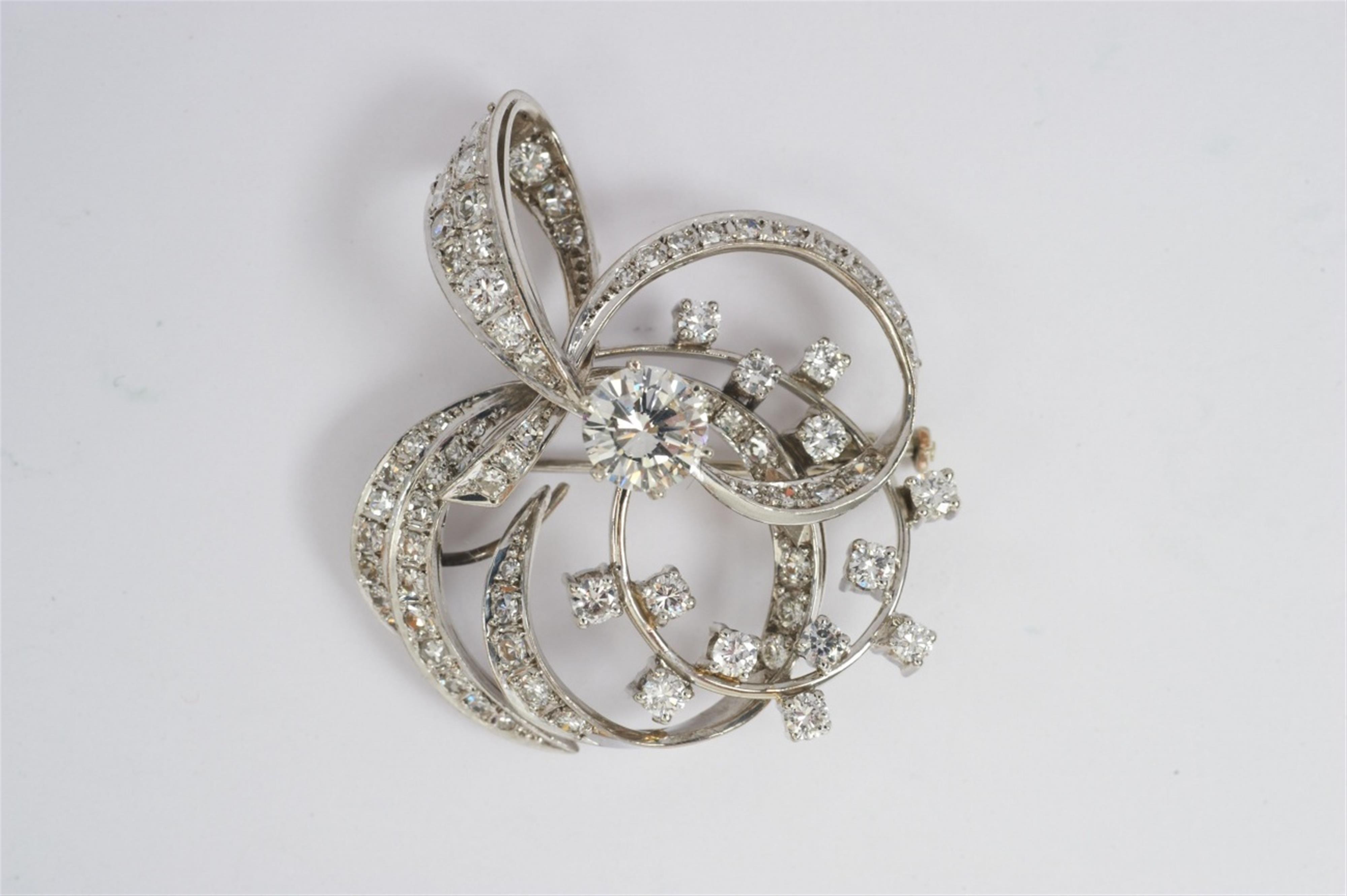 An 18k white gold and diamond pendant brooch - image-1