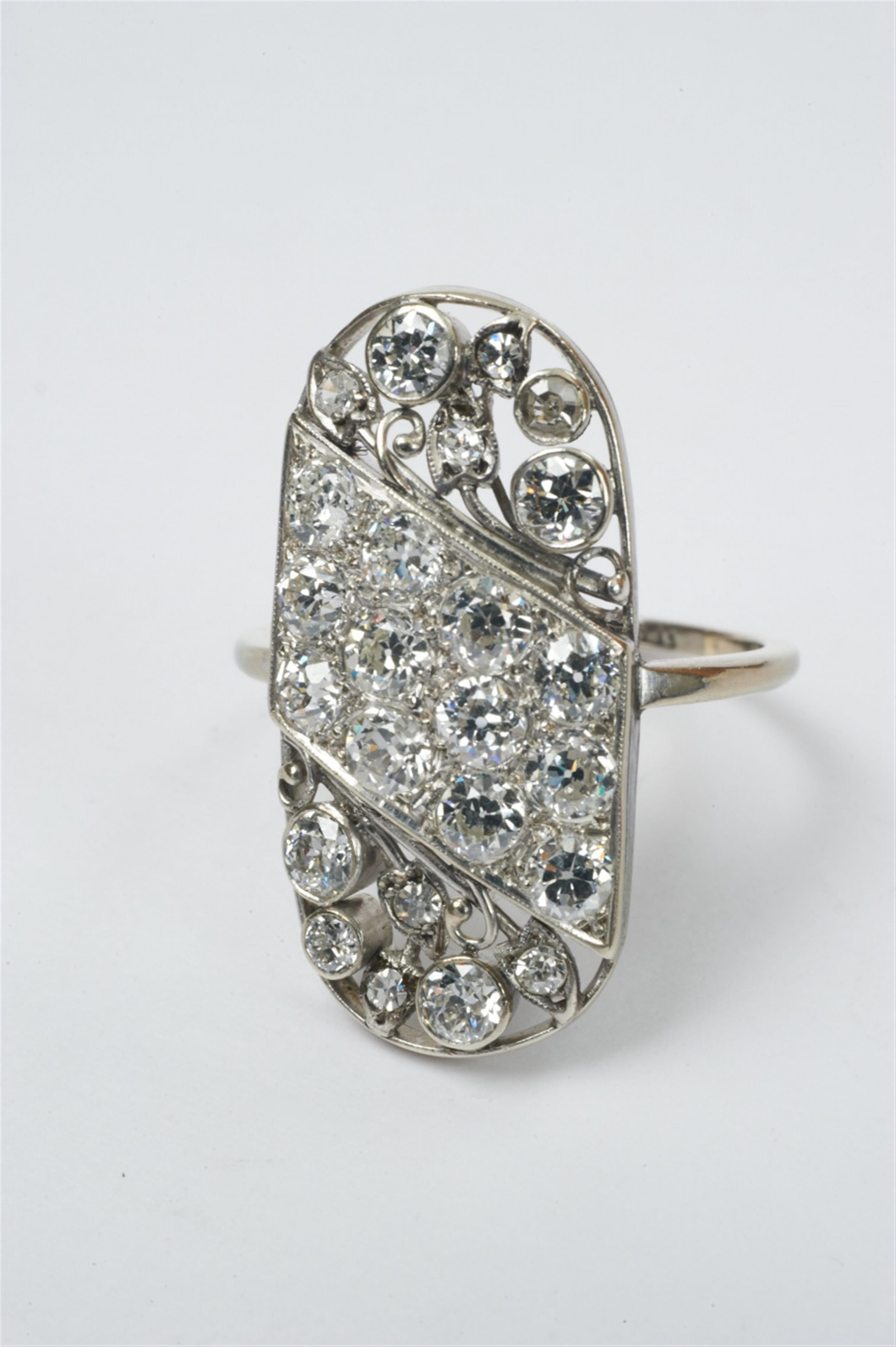 An English 18k white gold and diamond ring - image-1