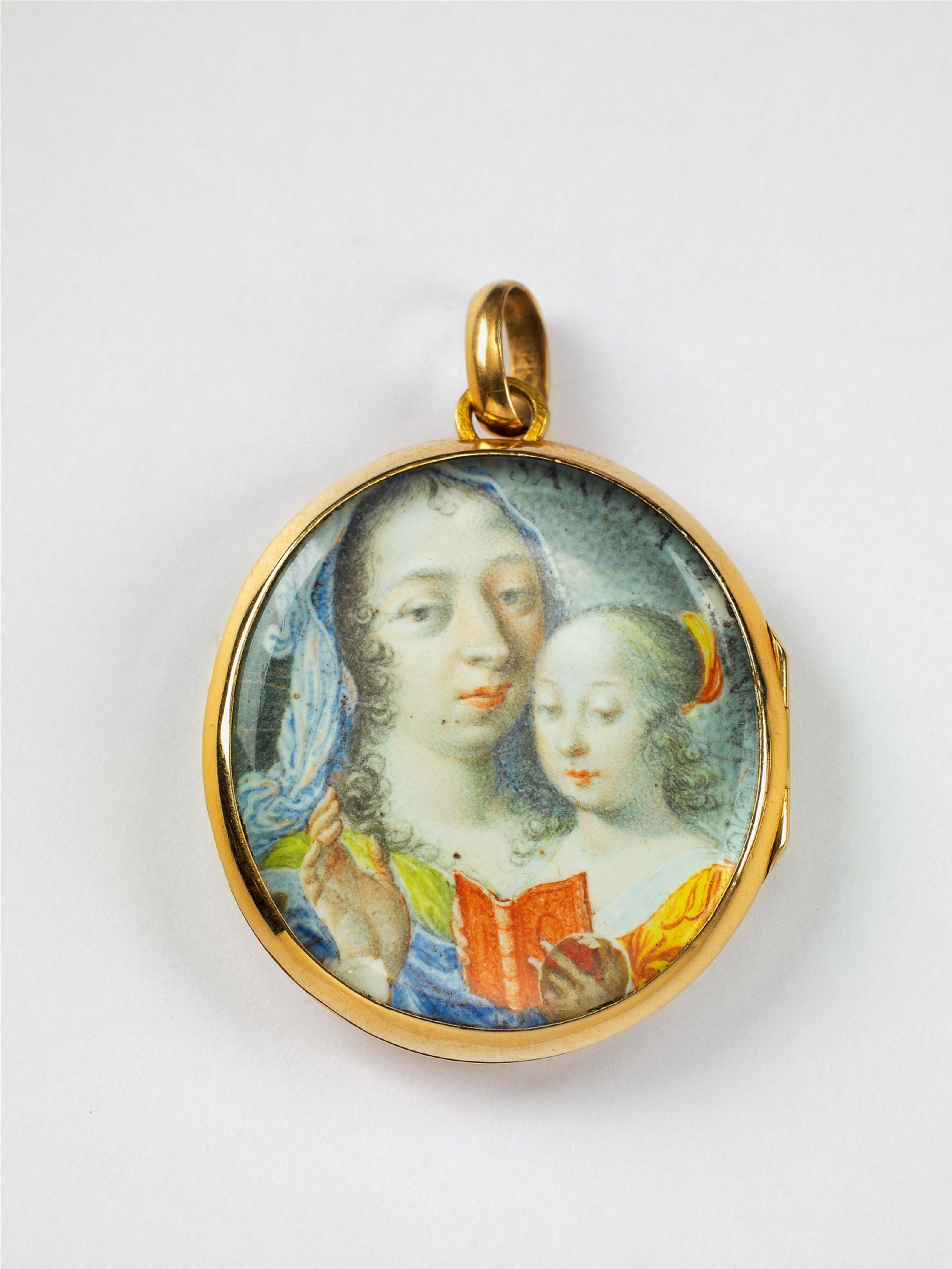 An 18k gold pendant with religious miniatures on ivory - image-4