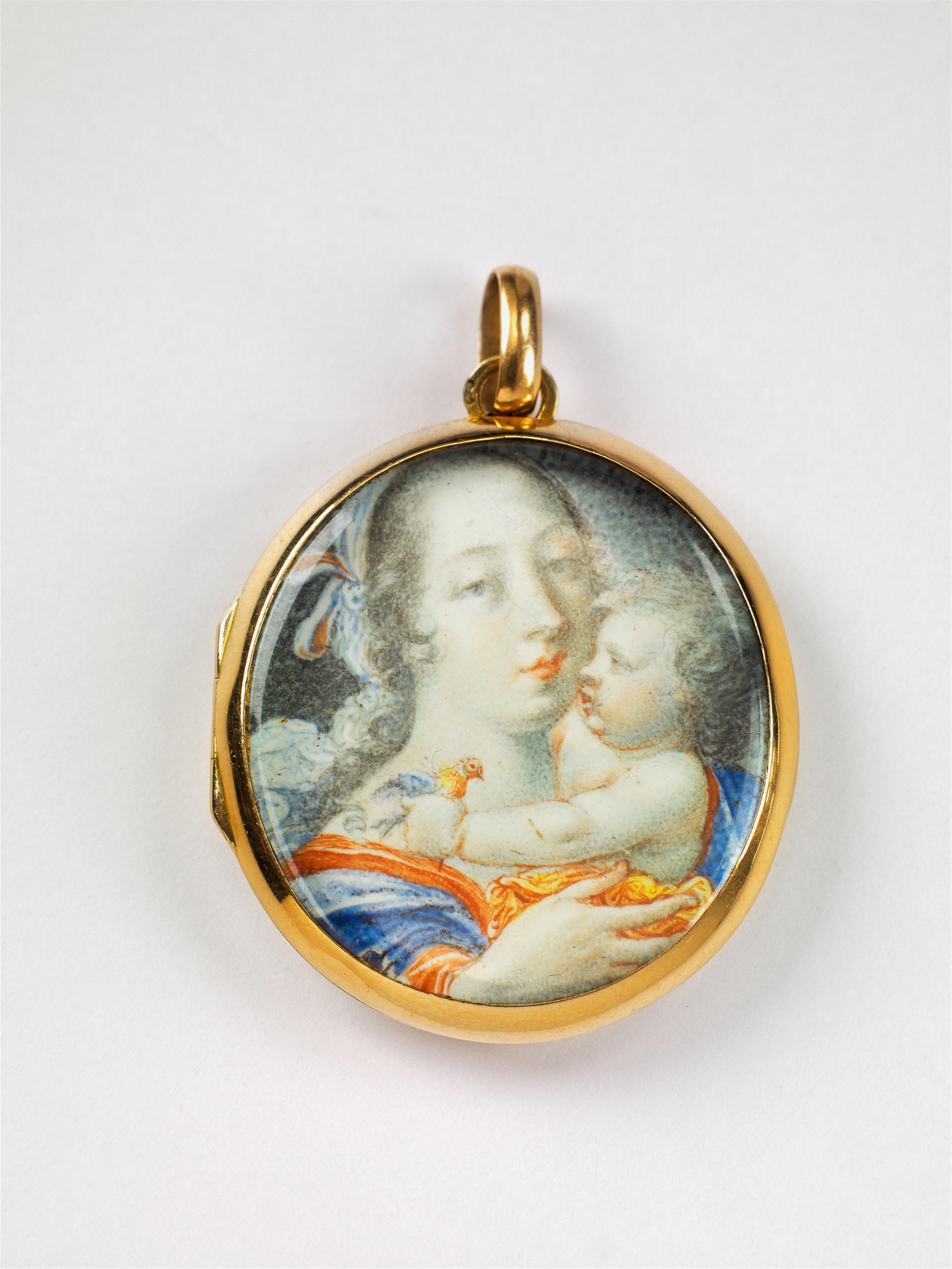 An 18k gold pendant with religious miniatures on ivory - image-1