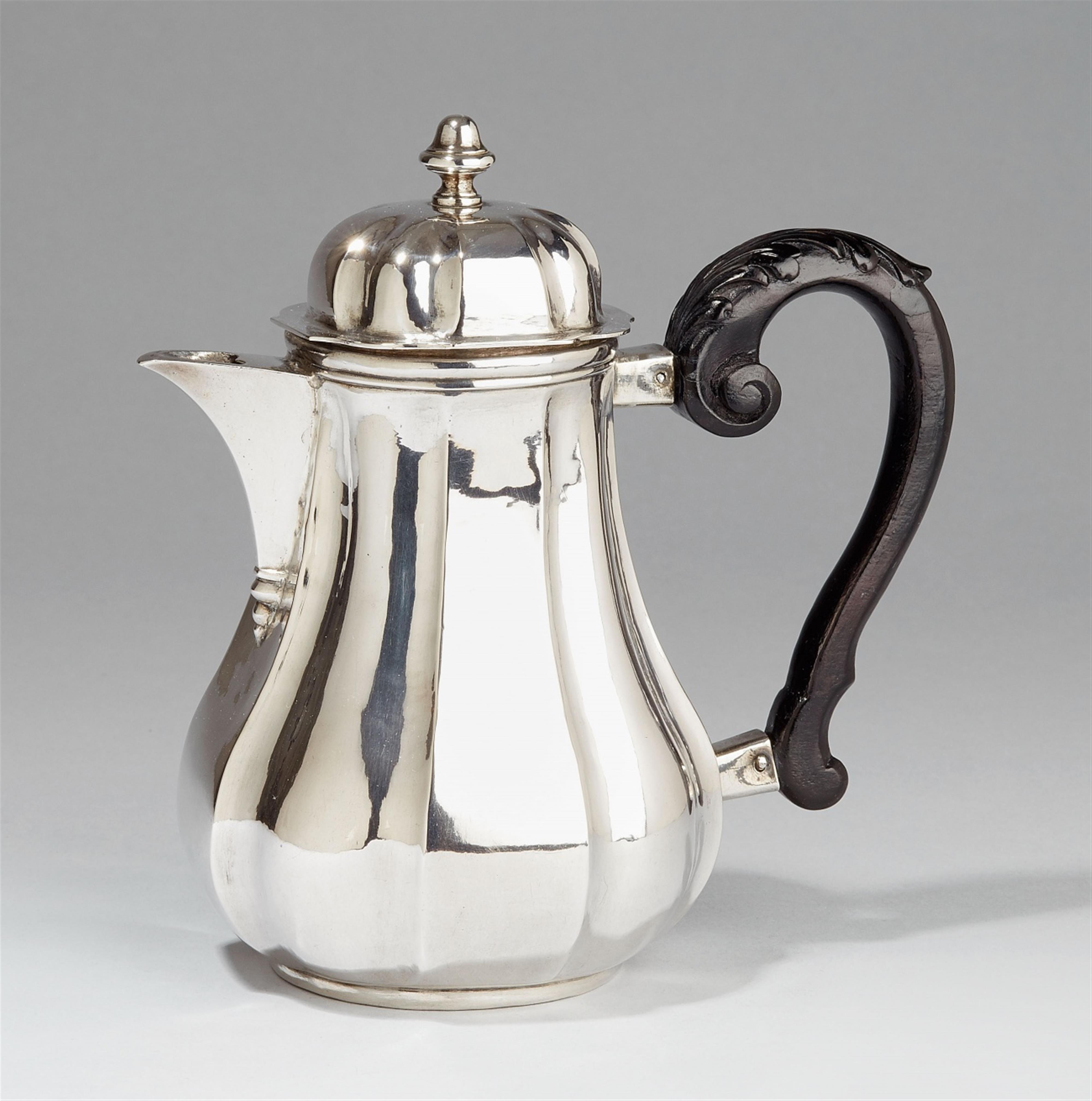 An Augsburg silver coffee pot from a travel service. Marks of Johann Georg Deckinger, 1715 - 19. - image-1