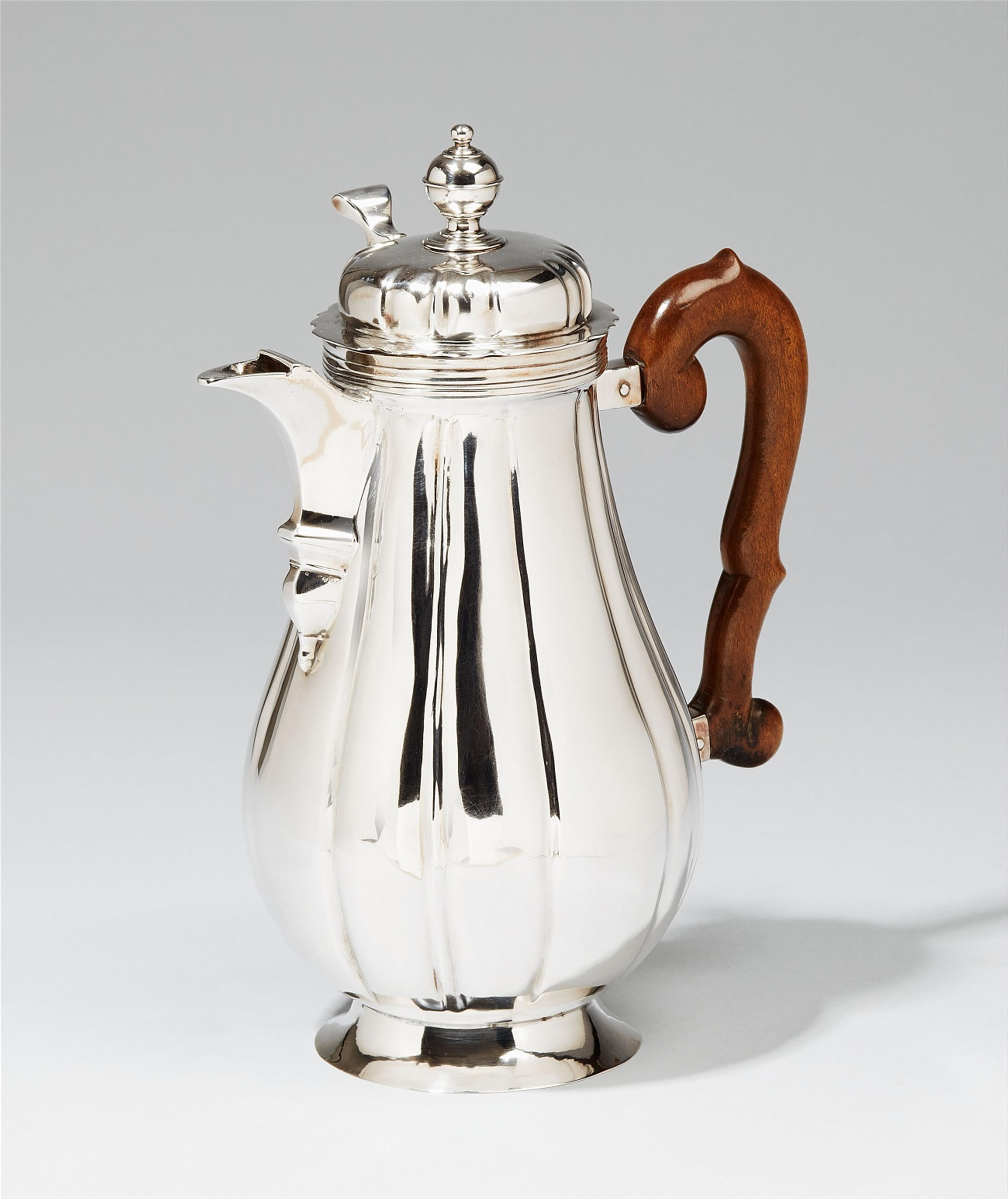 An Augsburg silver chocolate pot. Marks of Johann Christoph Höning, 1734 - 36. - image-2