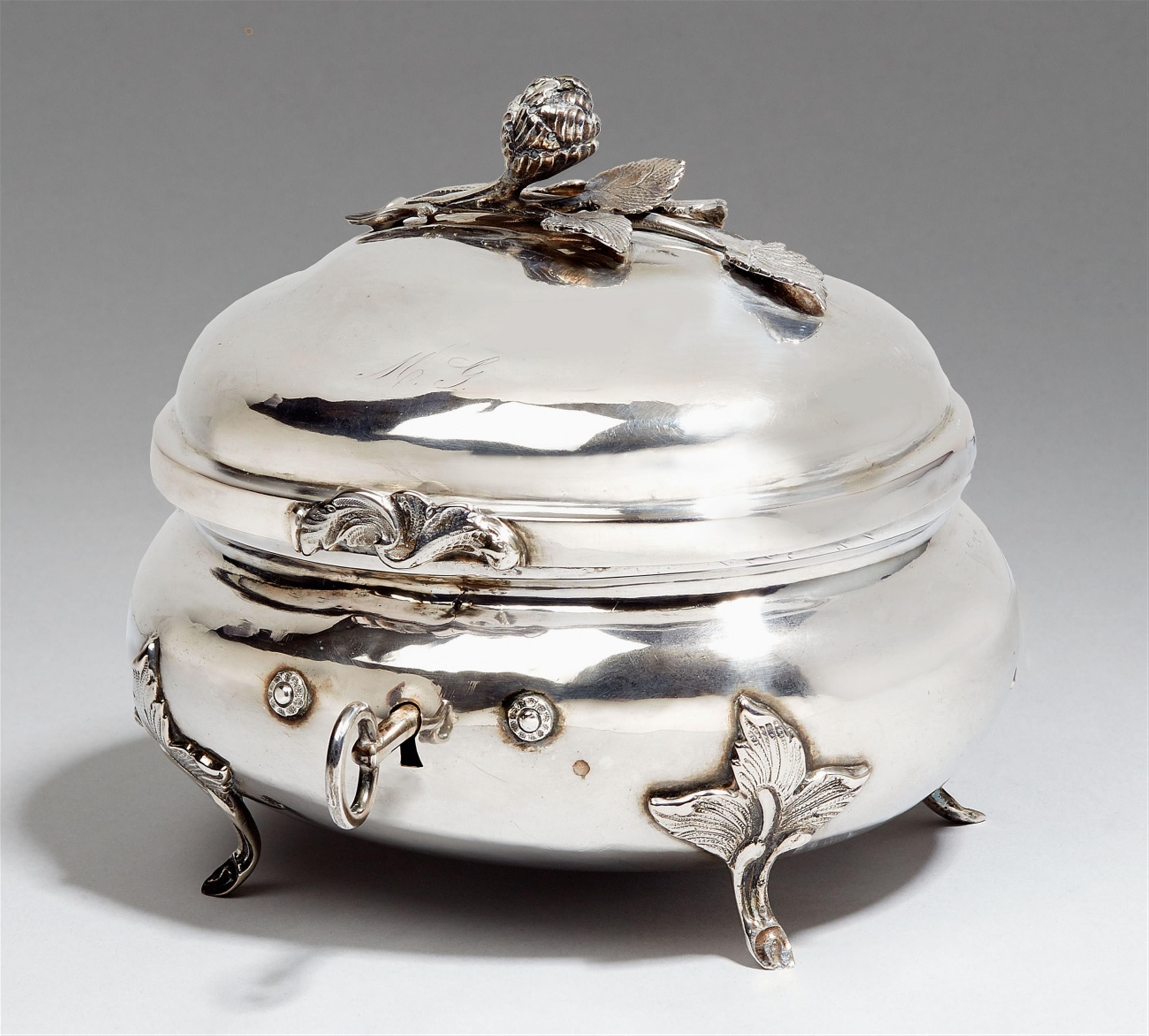 A Breslau silver sugar box. Monogrammed "MG" to the lid. Marks of Johann Christoph Jancke the Elder, ca. 1776 - 78. - image-1