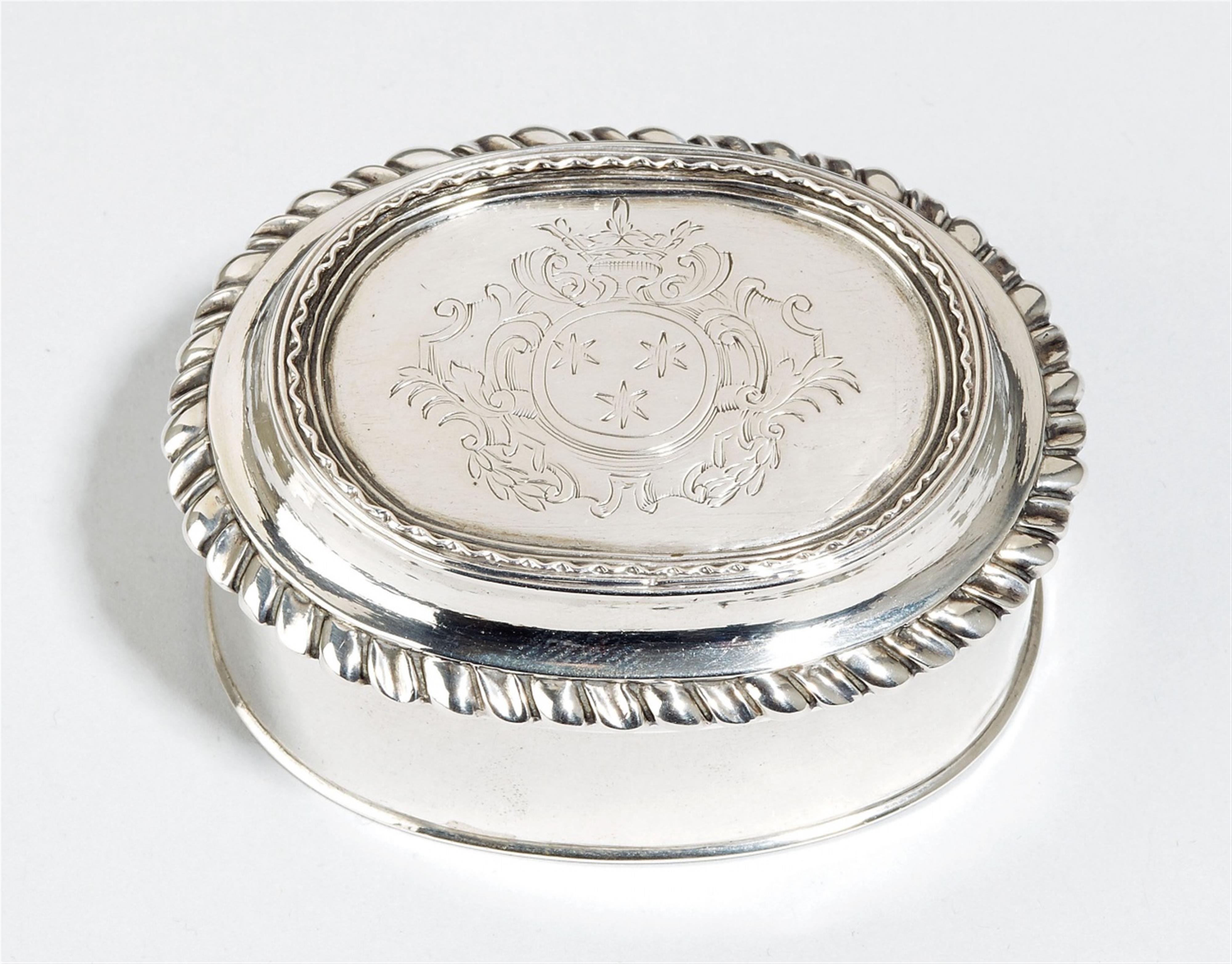 A small Breslau silver box. Engraved with a coat-of-arms. Marks of Andreas von Nordt, 1698 - 1710. - image-1