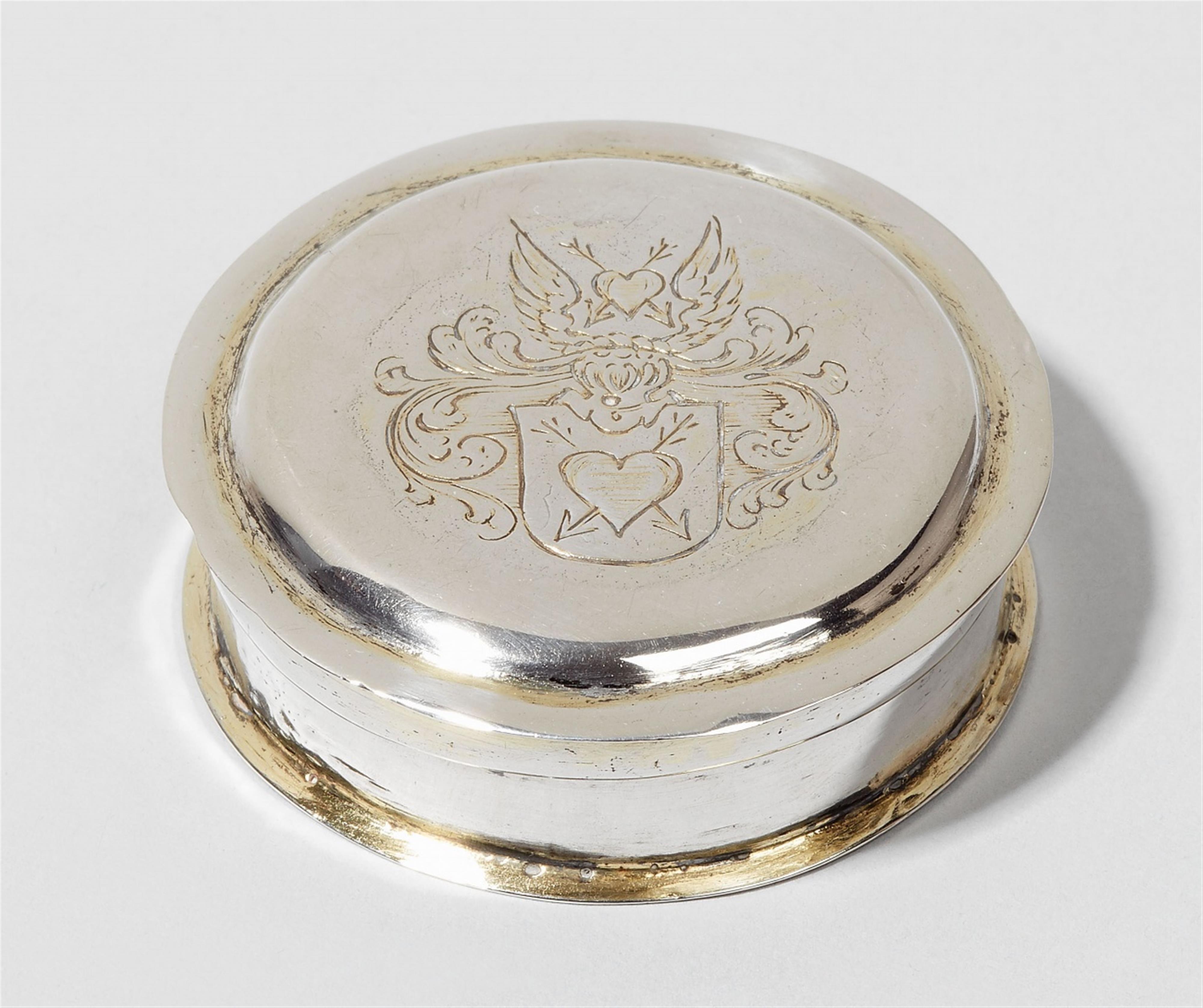 An interior gilt Bremen silver box. Engraved with a coat-of-arms to the lid and monogrammed "SSF" to the underside. Marks of Jacob Müller I, ca. 1700. - image-1