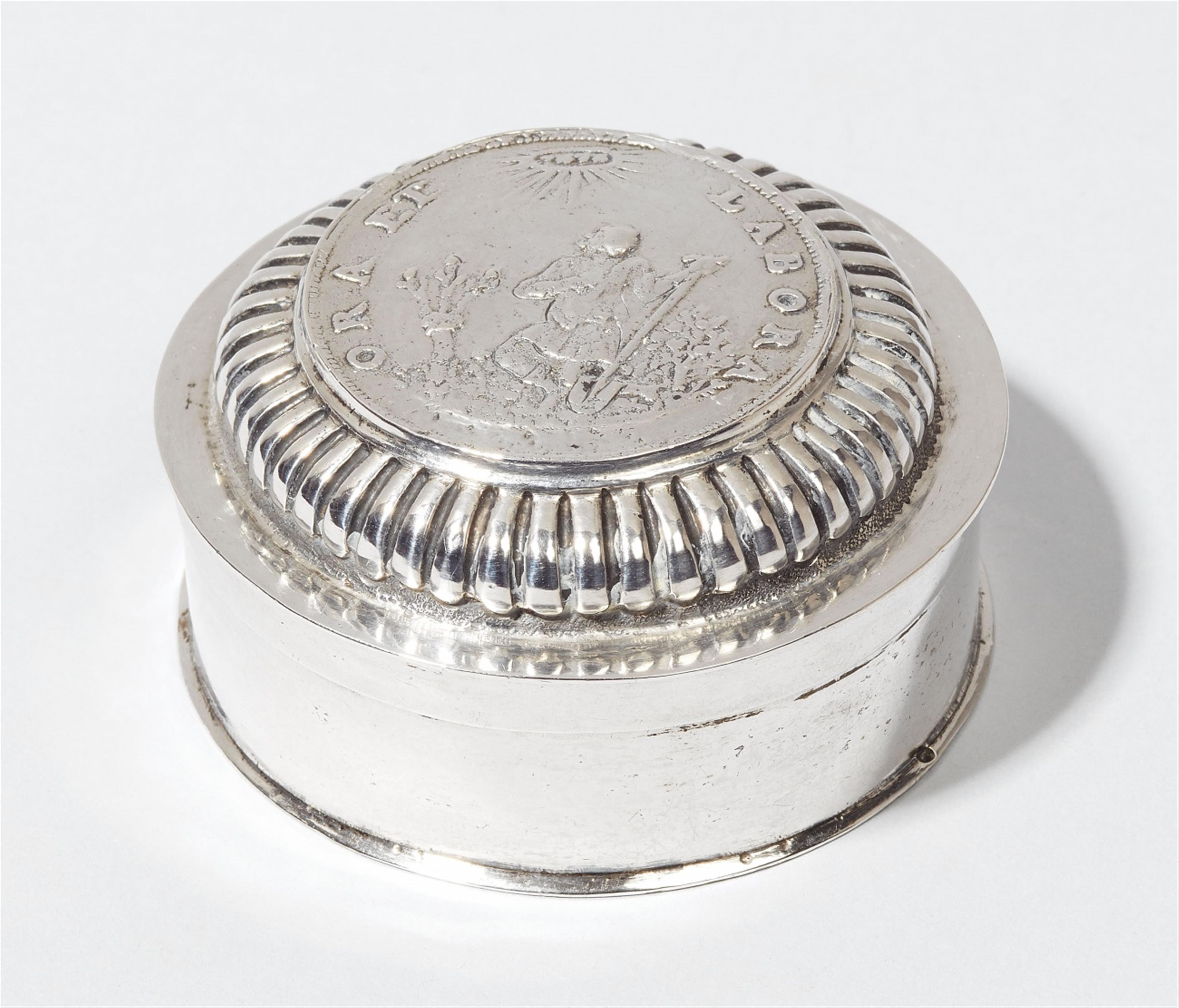 A Bremen silver snuffbox. Engraved "ORA ET LABORA", with the later monogram "A.C.G.S." and dated 1775 to the underside. Marks of Dierich Flörken, ca. 1730. - image-1