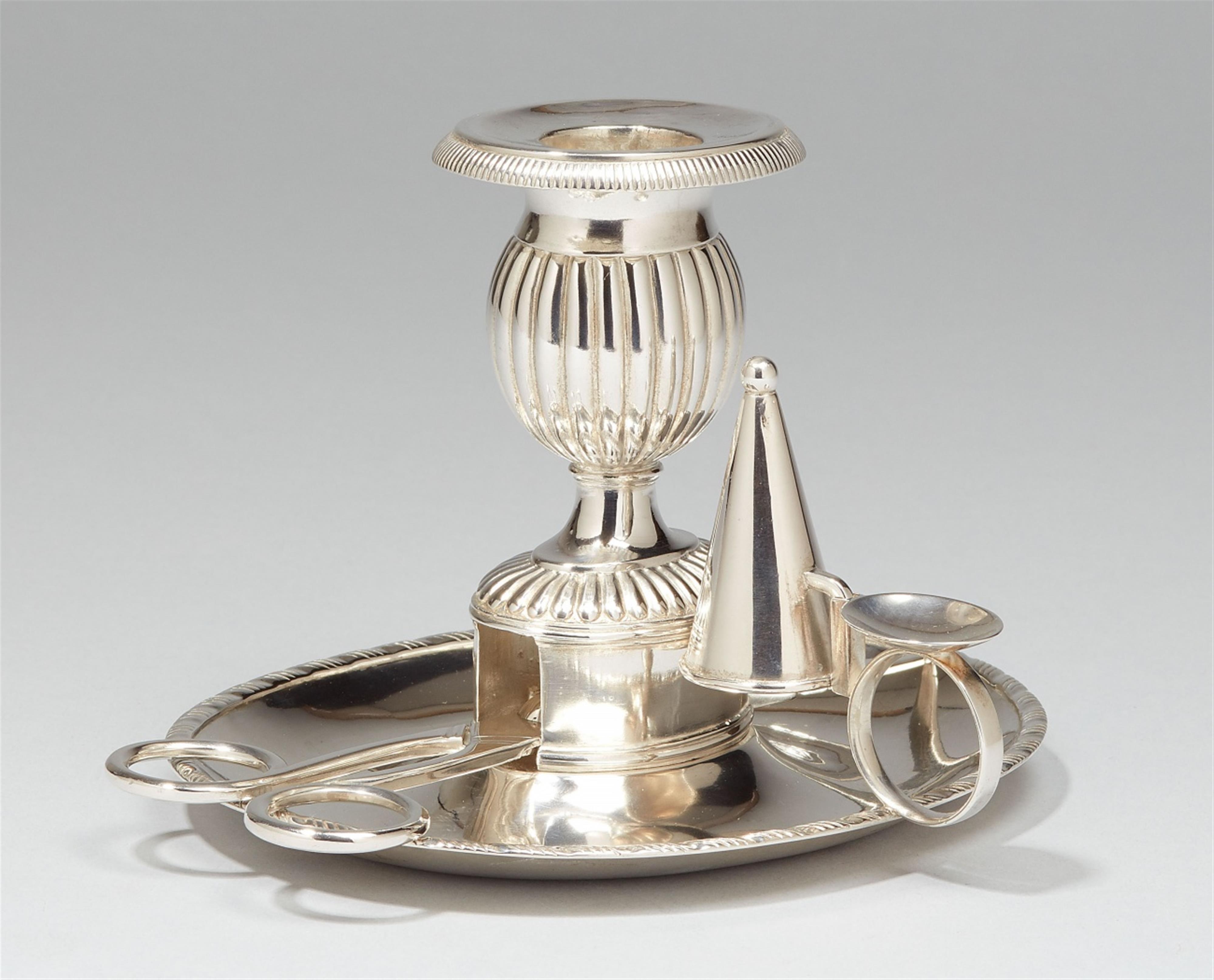 A Bremen silver candle snuffer set. Comprising a chamberstick, snuffer and wick-trimmer. Marks of Carl Gerhard Mencke, ca. 1820 - 30. - image-1