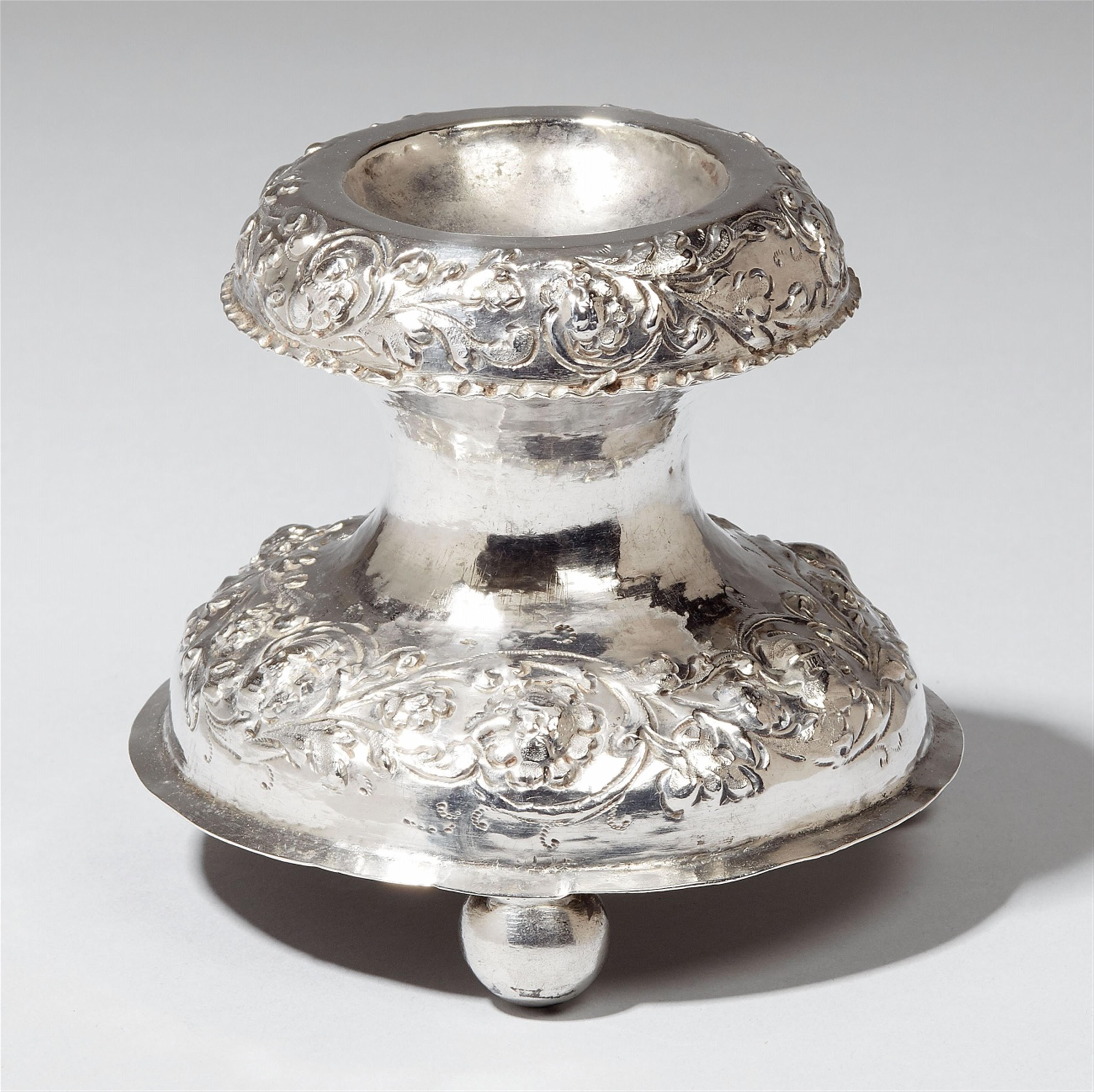 A rare Emmerich silver salt. Monogrammed "H.K. W.E.S" to the underside. Marks of Johann Wilhelm Fendt, ca. 1690 - 1715. - image-1