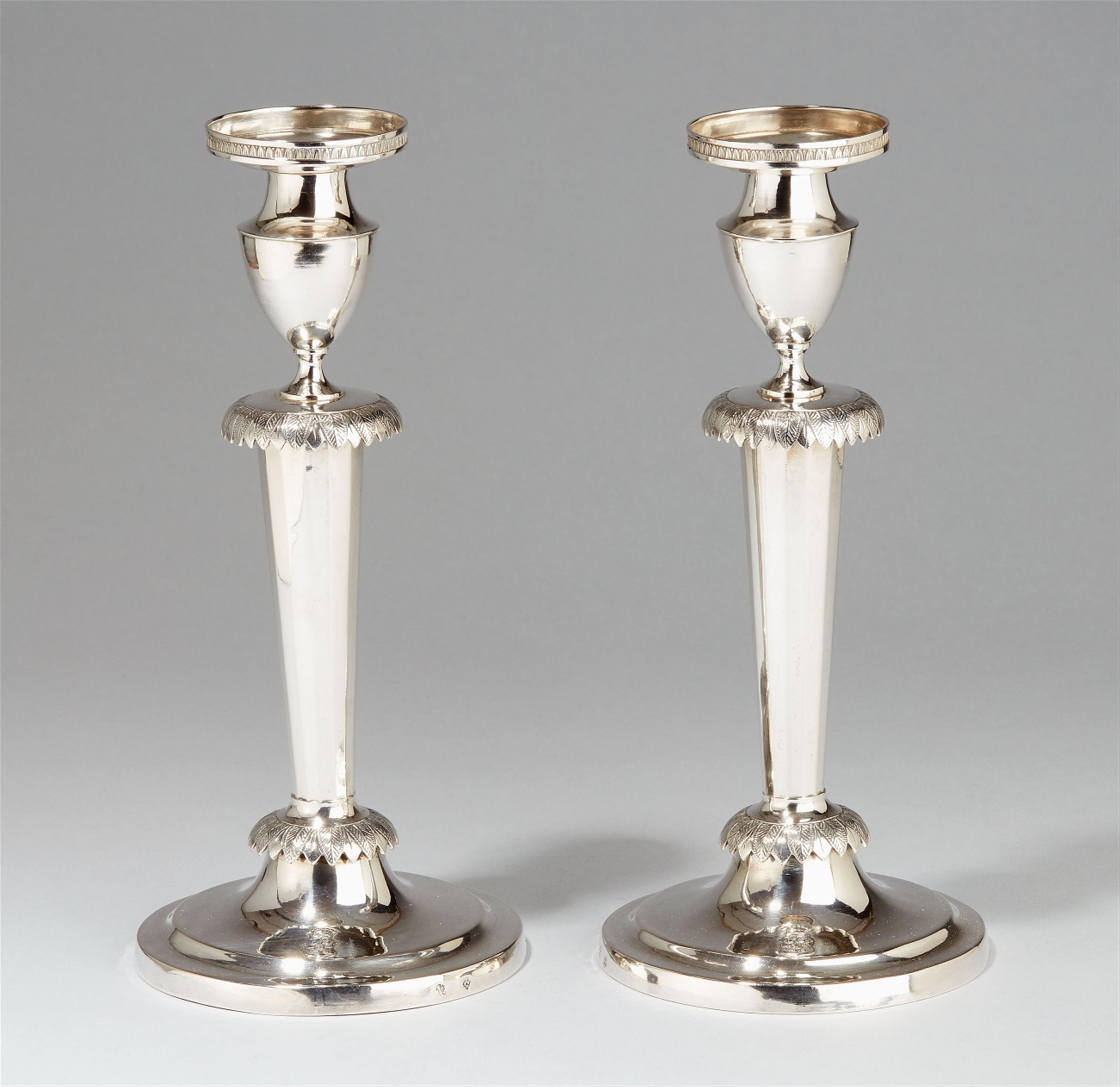 A pair of Frankfurt silver candlesticks. The base with a coat-of-arms beneath a baronial crown. Marks of Peter Franz Vigelius, ca. 1800 - 1820. - image-1