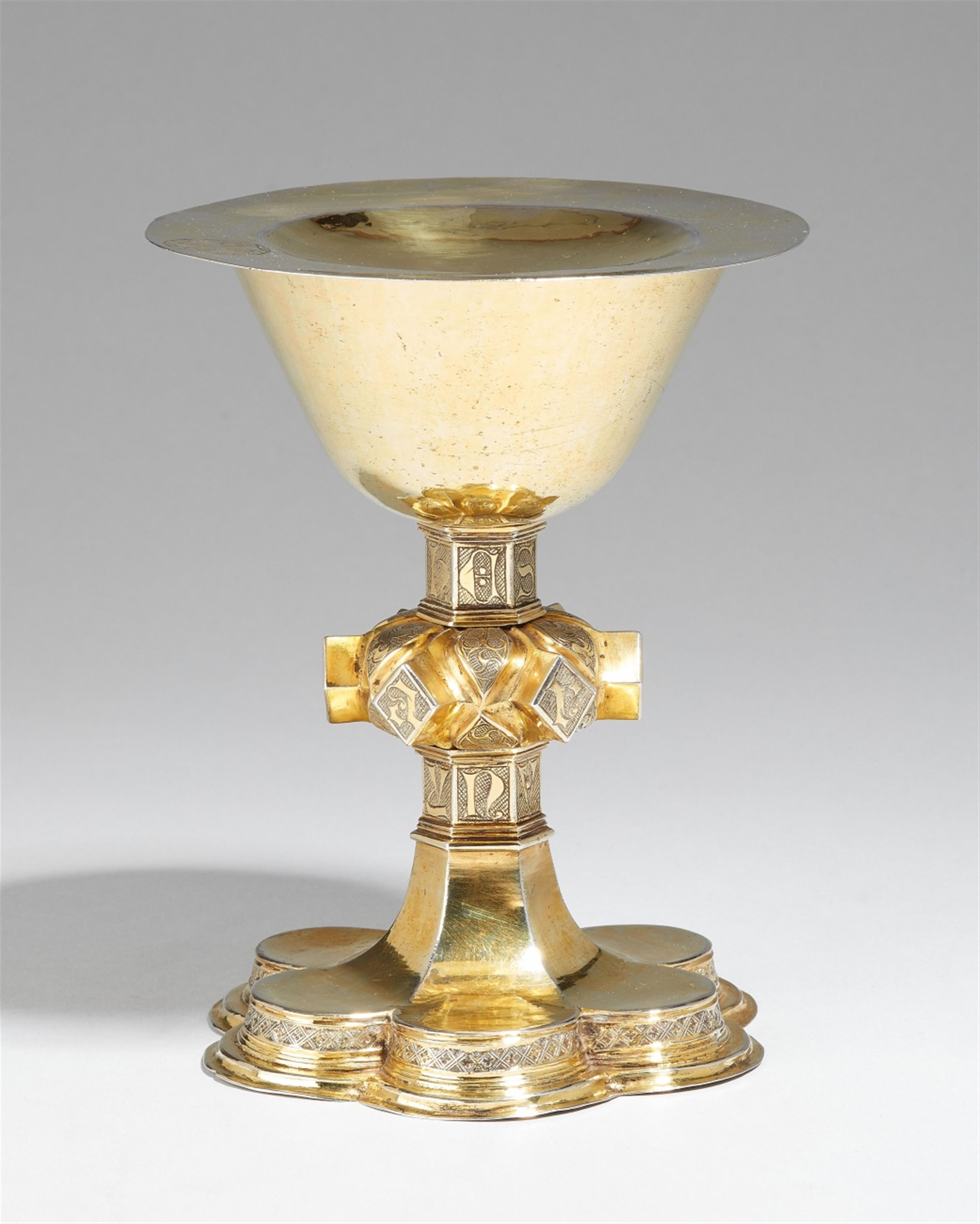 A late gothic German silver gilt chalice and patene. Engraved "IHESVS NACARE ZEYNVS" to the shaft and the weight annotation "Wigt 25 lott" to the underside. Unmarked, ca. 1500. - image-1