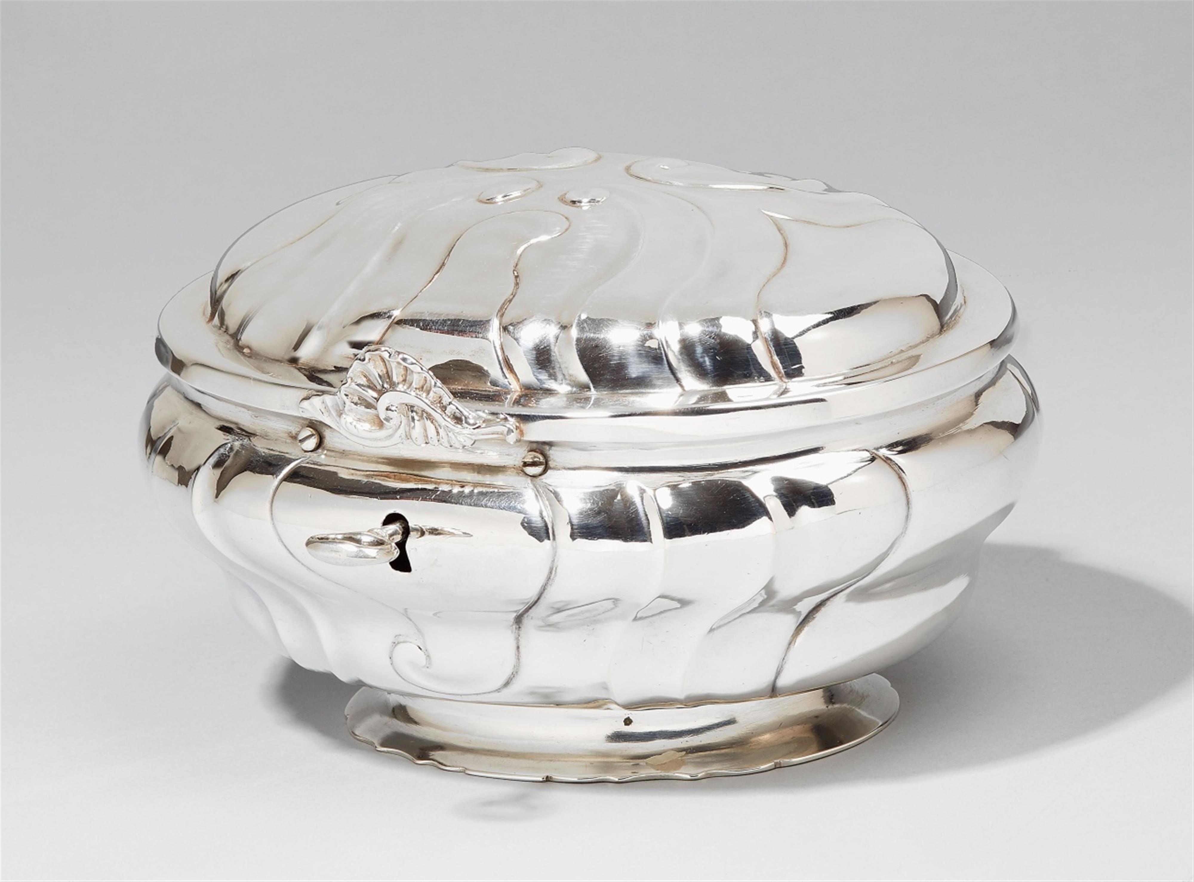 A large Schwerin silver sugar box. With original lock and key. Marks of Martin Gabriel Mumm, ca. 1760. - image-1