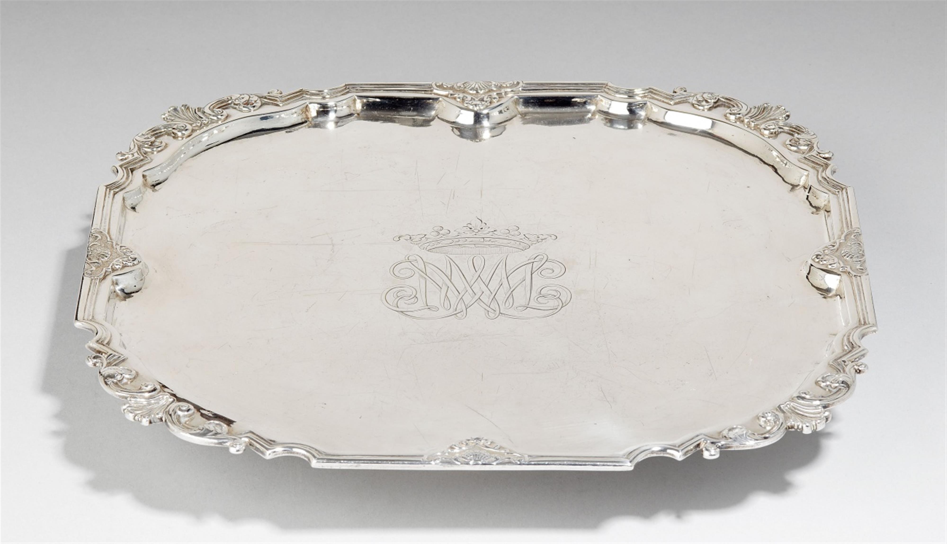 An Amsterdam silver presentoir. With a monogram beneath a foliate crown to the centre. Marks of Johannes C. Scholtz, 1730. Amsterdamer Présentoir - image-1