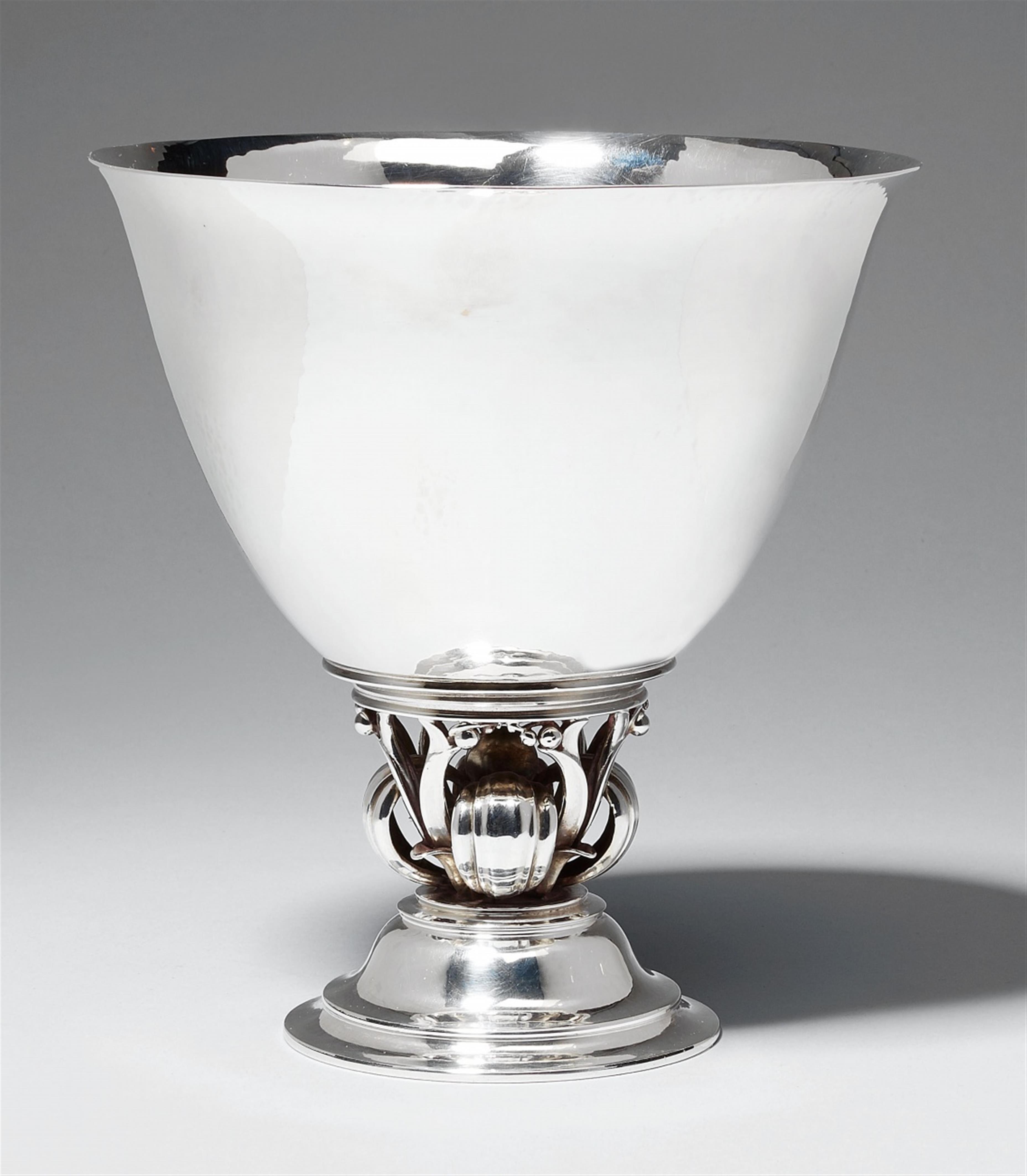 A rare Copenhagen silver stem bowl, no. 445. Marks of Georg Jensen, designed by Harald Nielsen 1926, produced 1928. Seltene Fußschale No. 445 - image-1