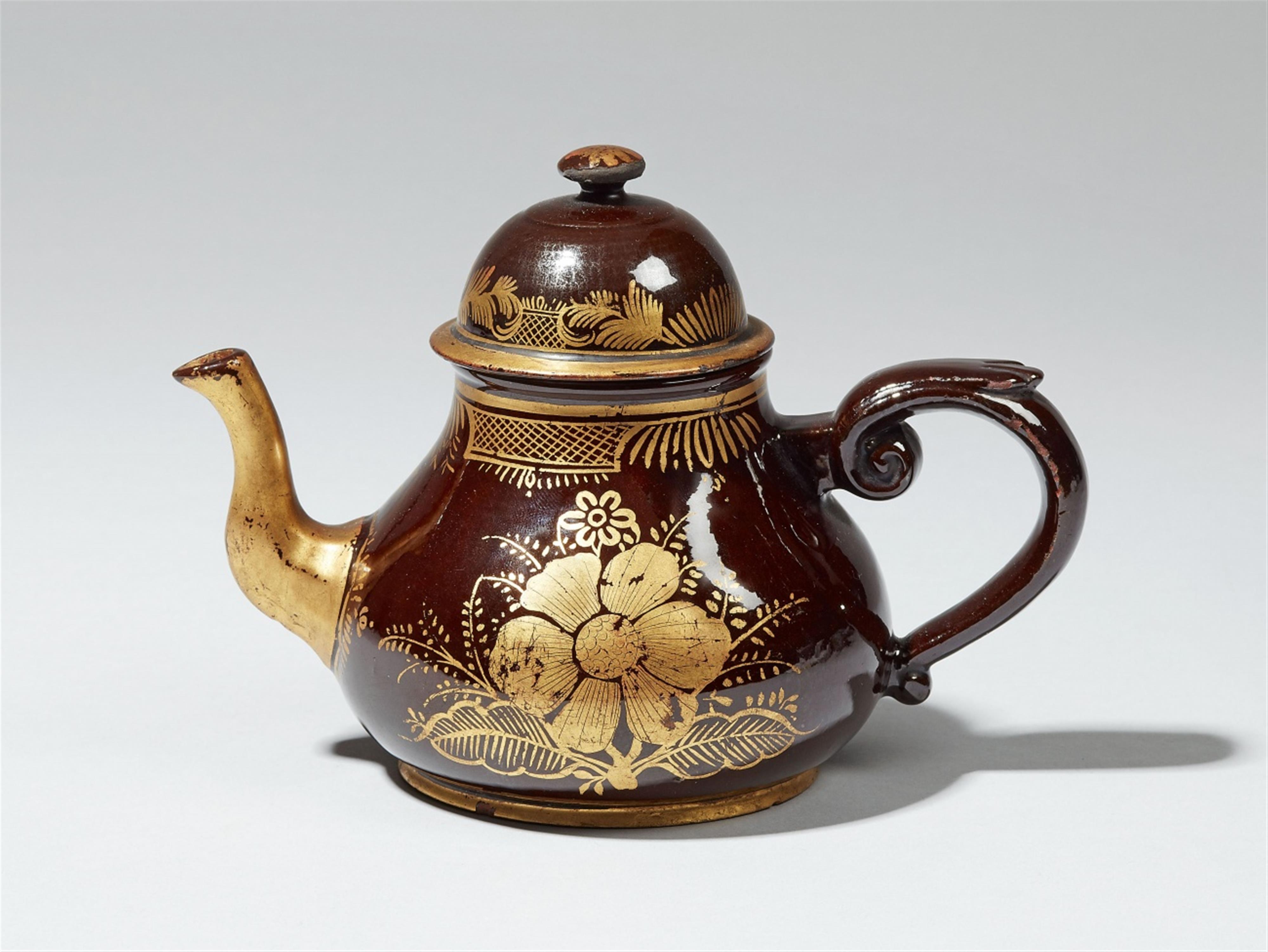 A Crailsheim faience teapot with gilt decor - image-1