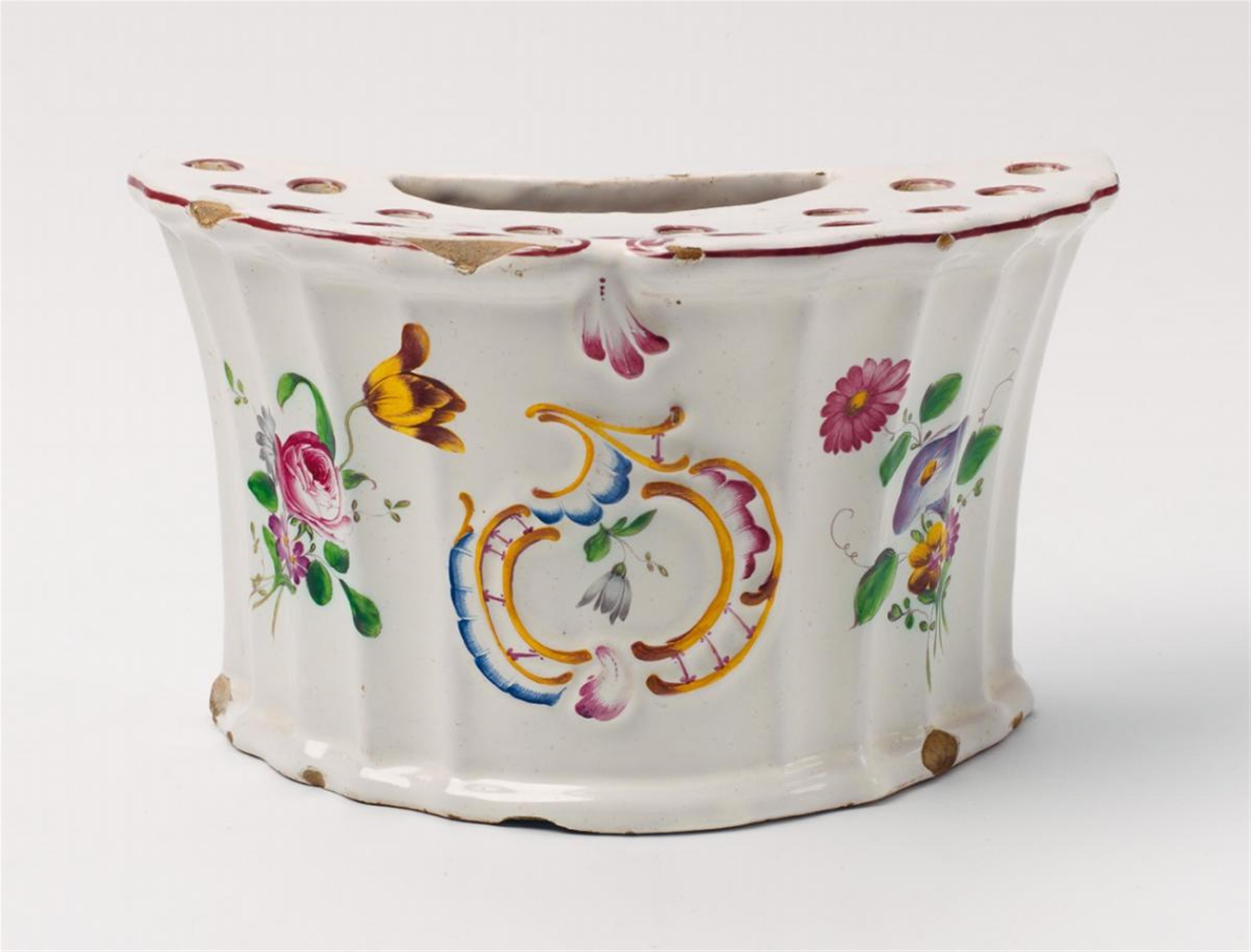 A Ludwigsburg crescent form faience bouquetiere with overglaze decor. - image-2