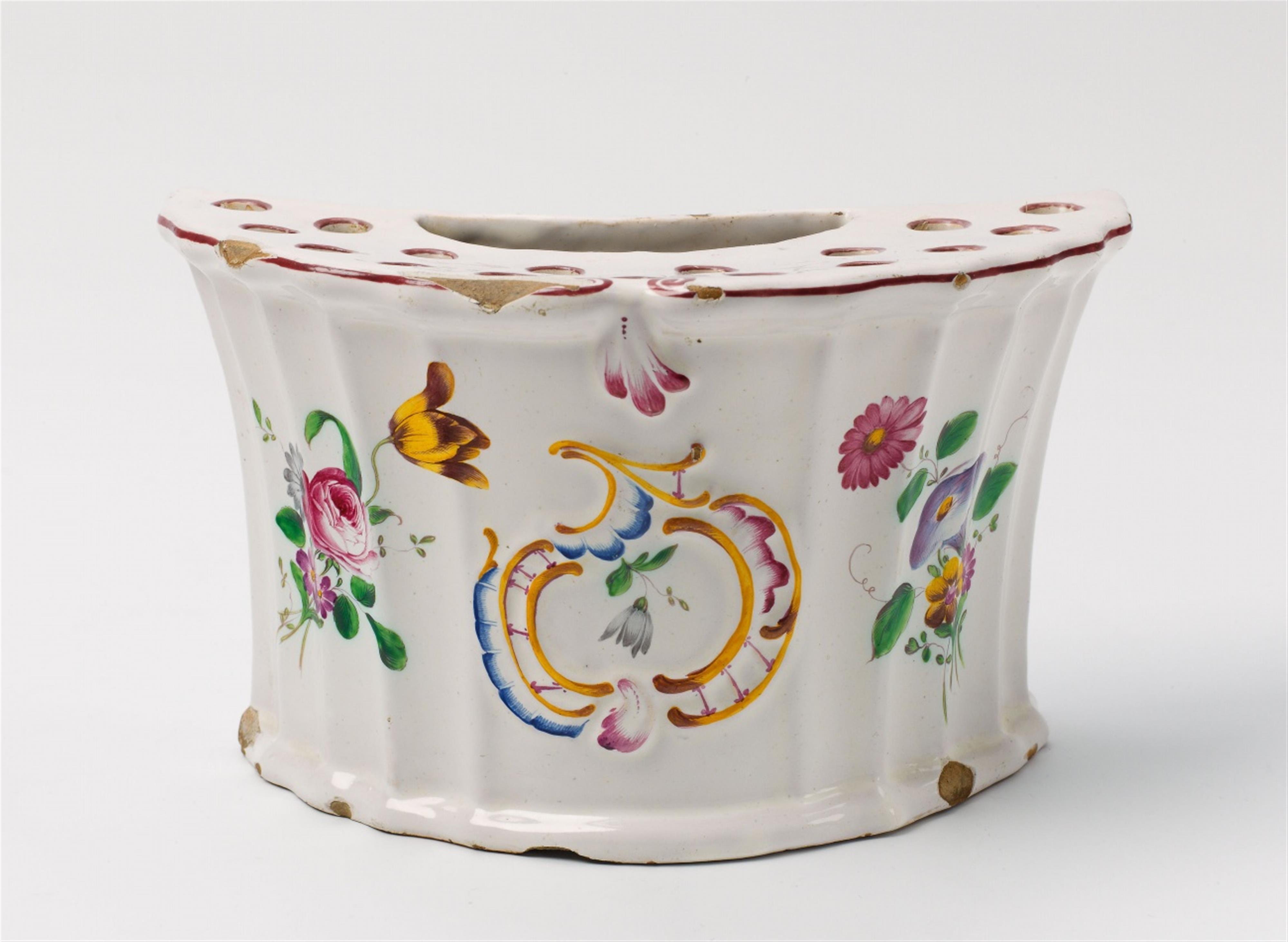 A Ludwigsburg crescent form faience bouquetiere with overglaze decor. - image-3