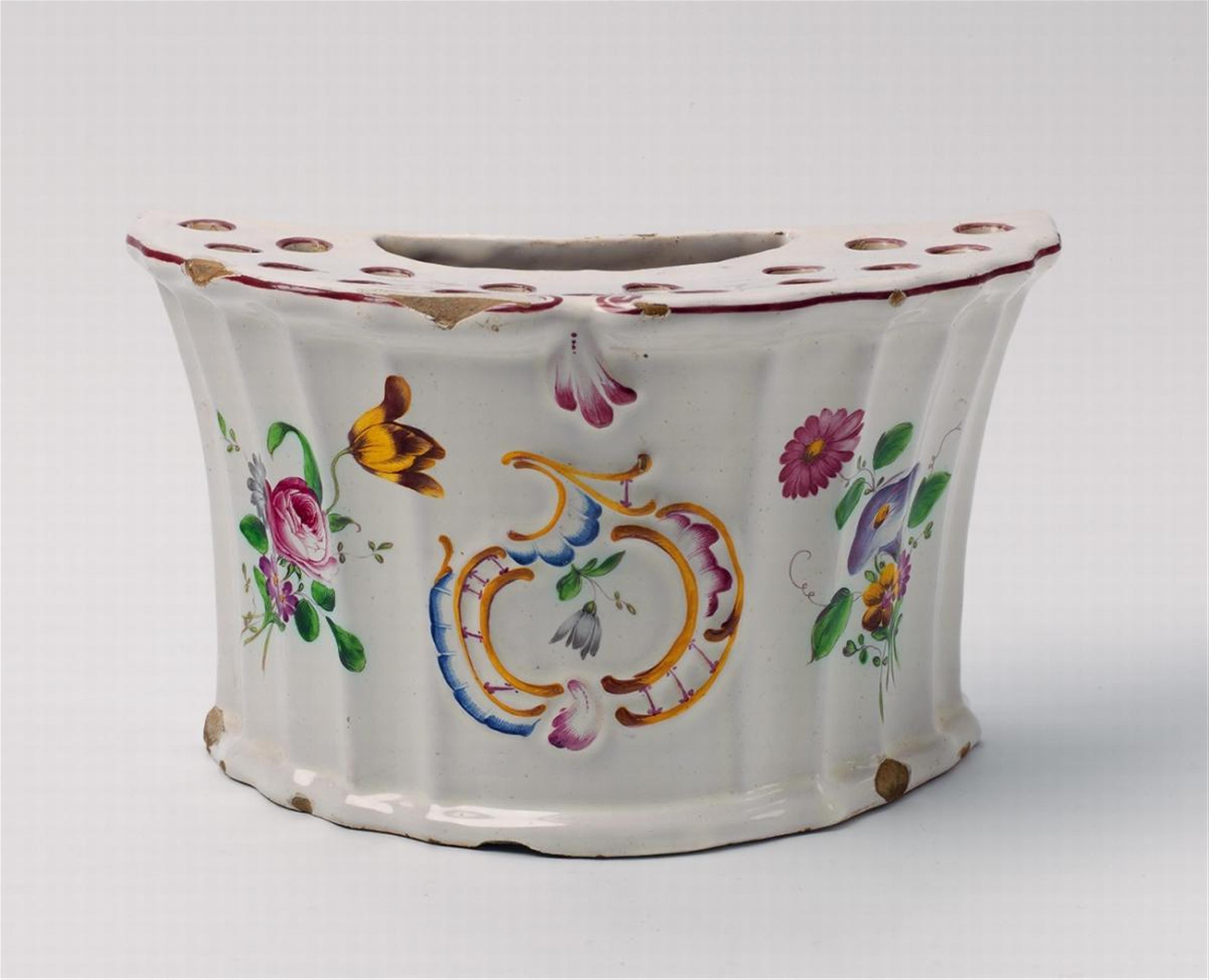 A Ludwigsburg crescent form faience bouquetiere with overglaze decor. - image-1