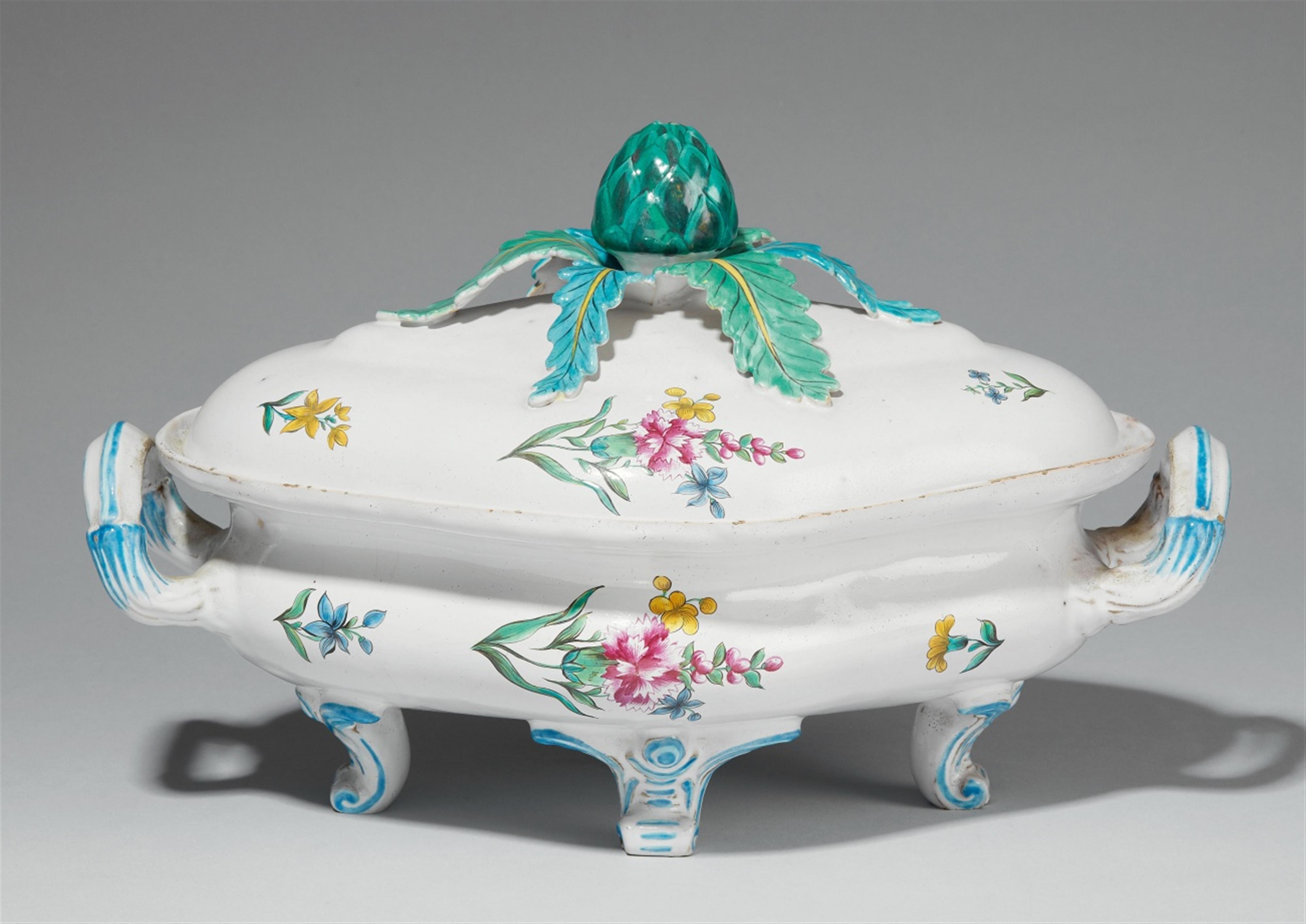 A Höchst faience tureen and cover with "deutsche blumen" decor - image-1