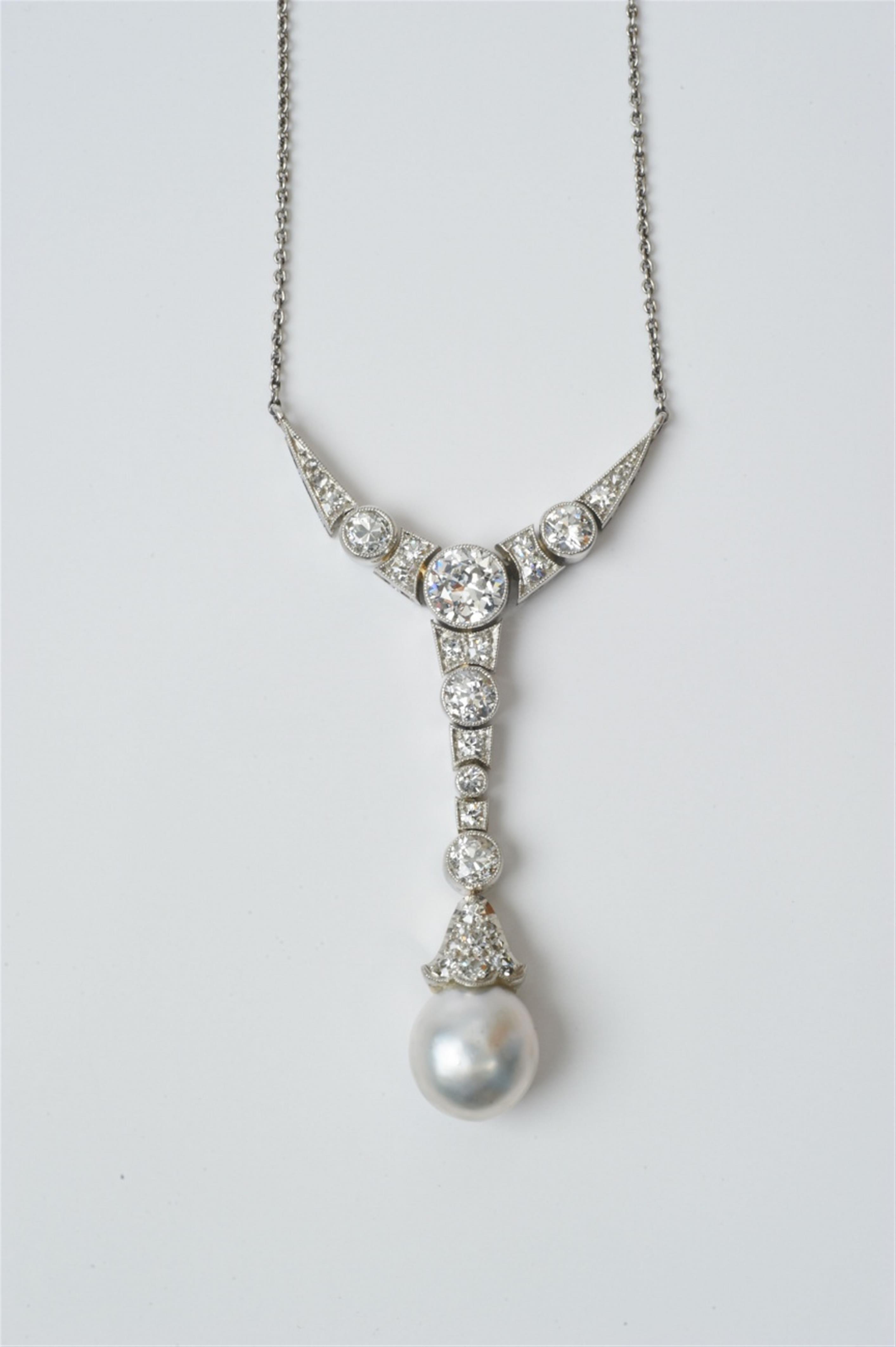 A platinum, diamond and cultured pearl Art Deco pendant necklace - image-1