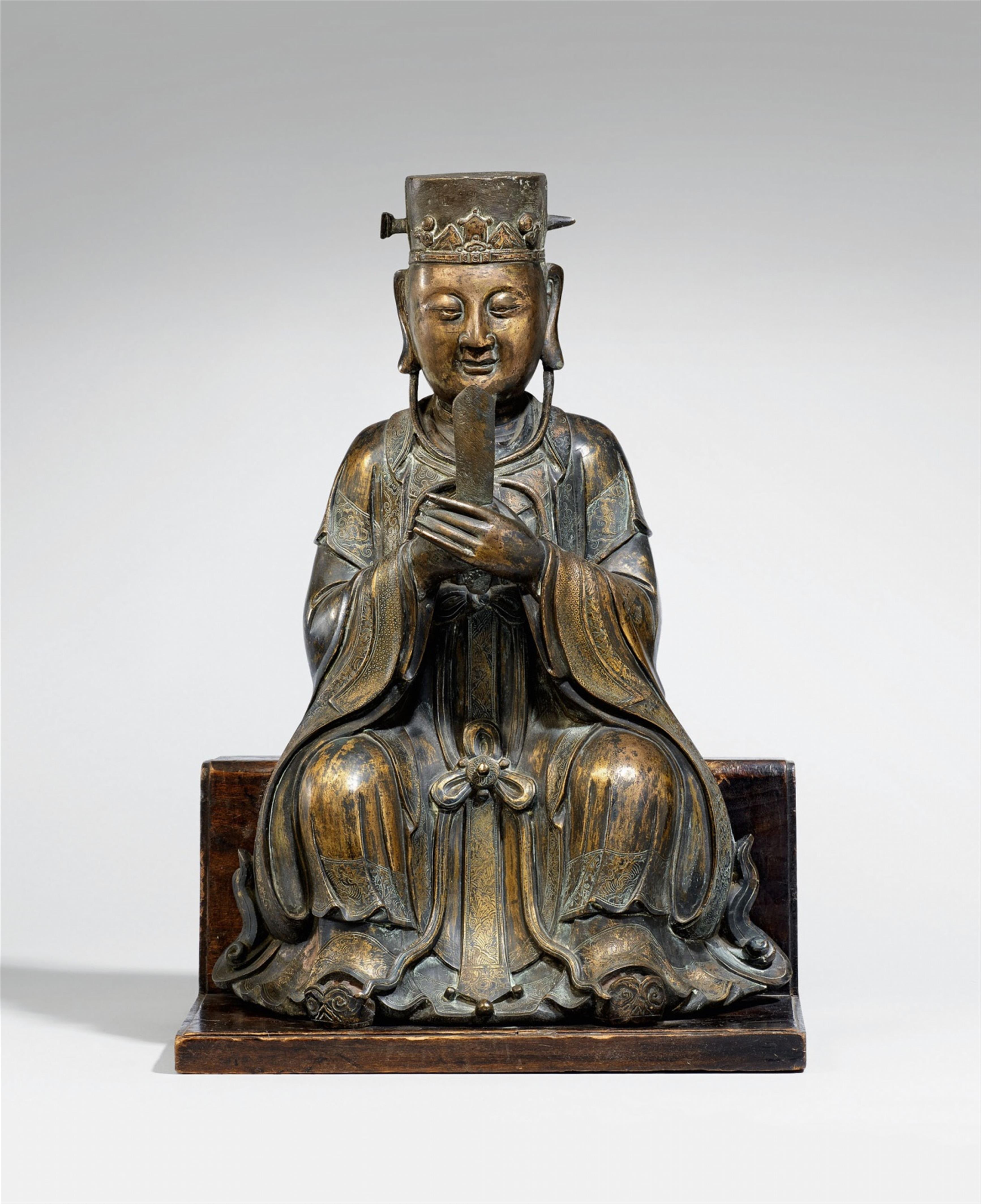 Figur eines vergöttlichten Kaisers. Bronze. Ming-Zeit, 17. Jh. - image-1