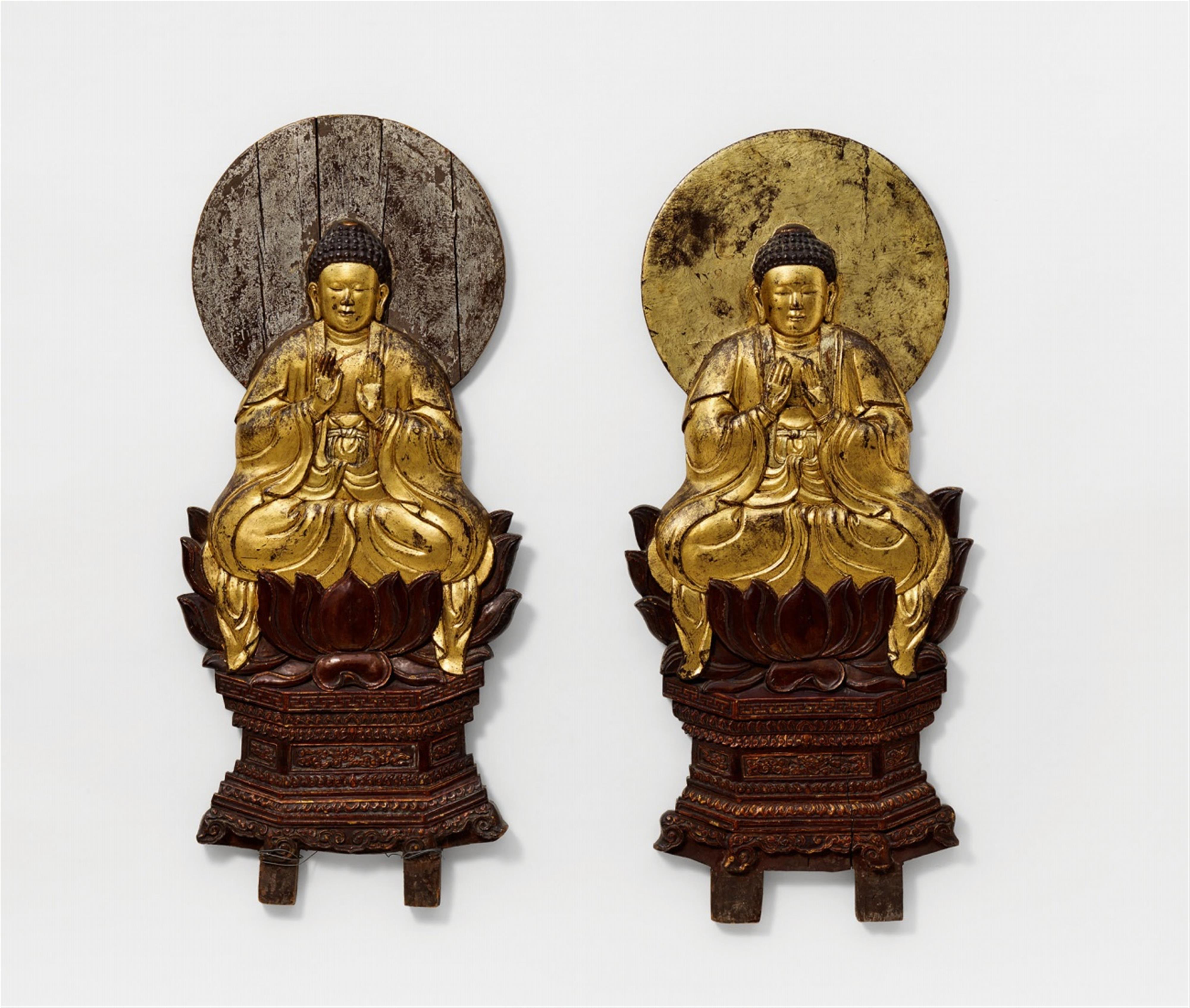 Zwei Paneele mit je einer Buddhafigur. Holz, über Lack teilvergoldet. Süd-China. 18./19. Jh. - image-1