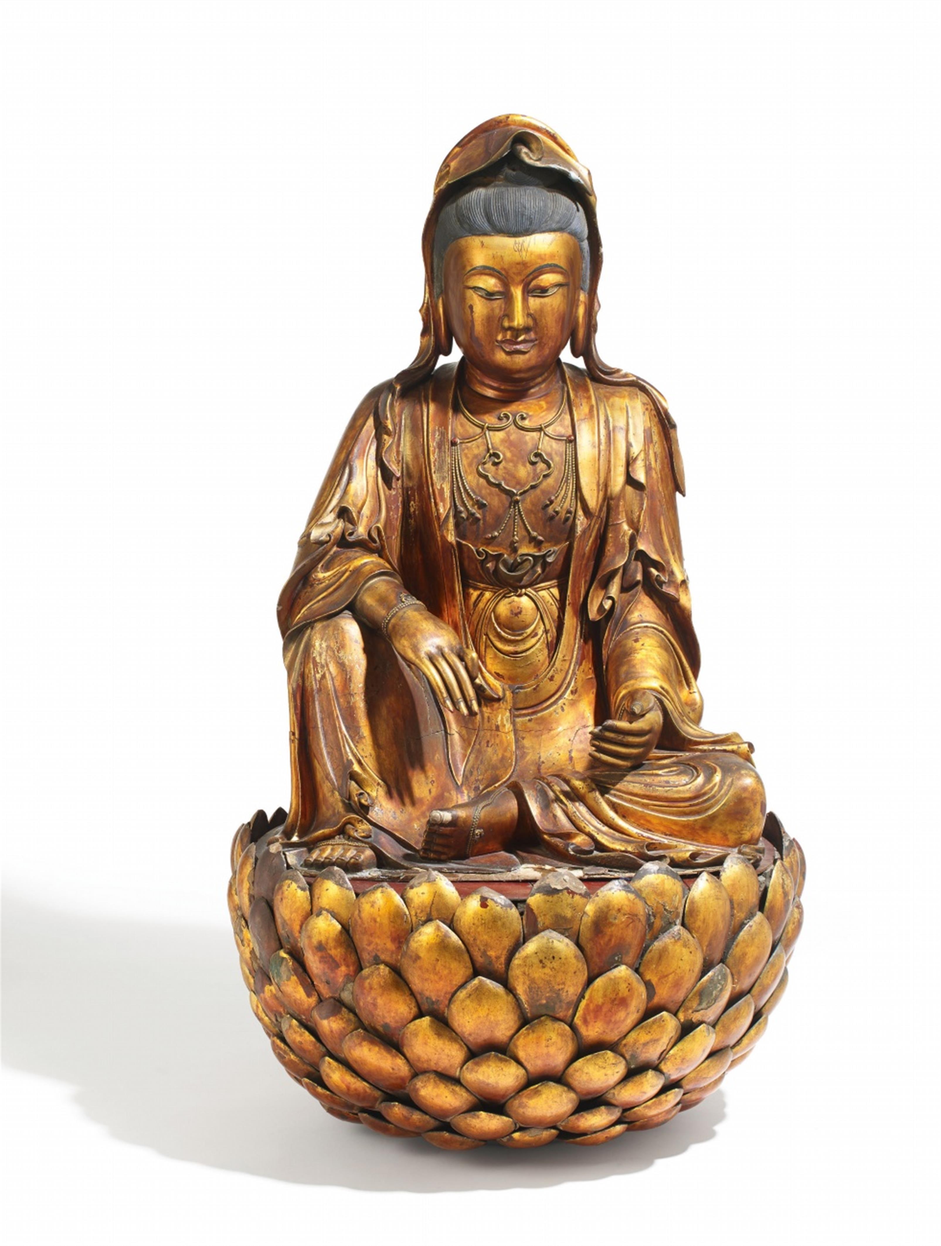 Große Figur eines Guanyin. Holz mit vergoldeter Lackfassung, Modelliermasse, Hanfgewebe. 17./18. Jh. - image-1