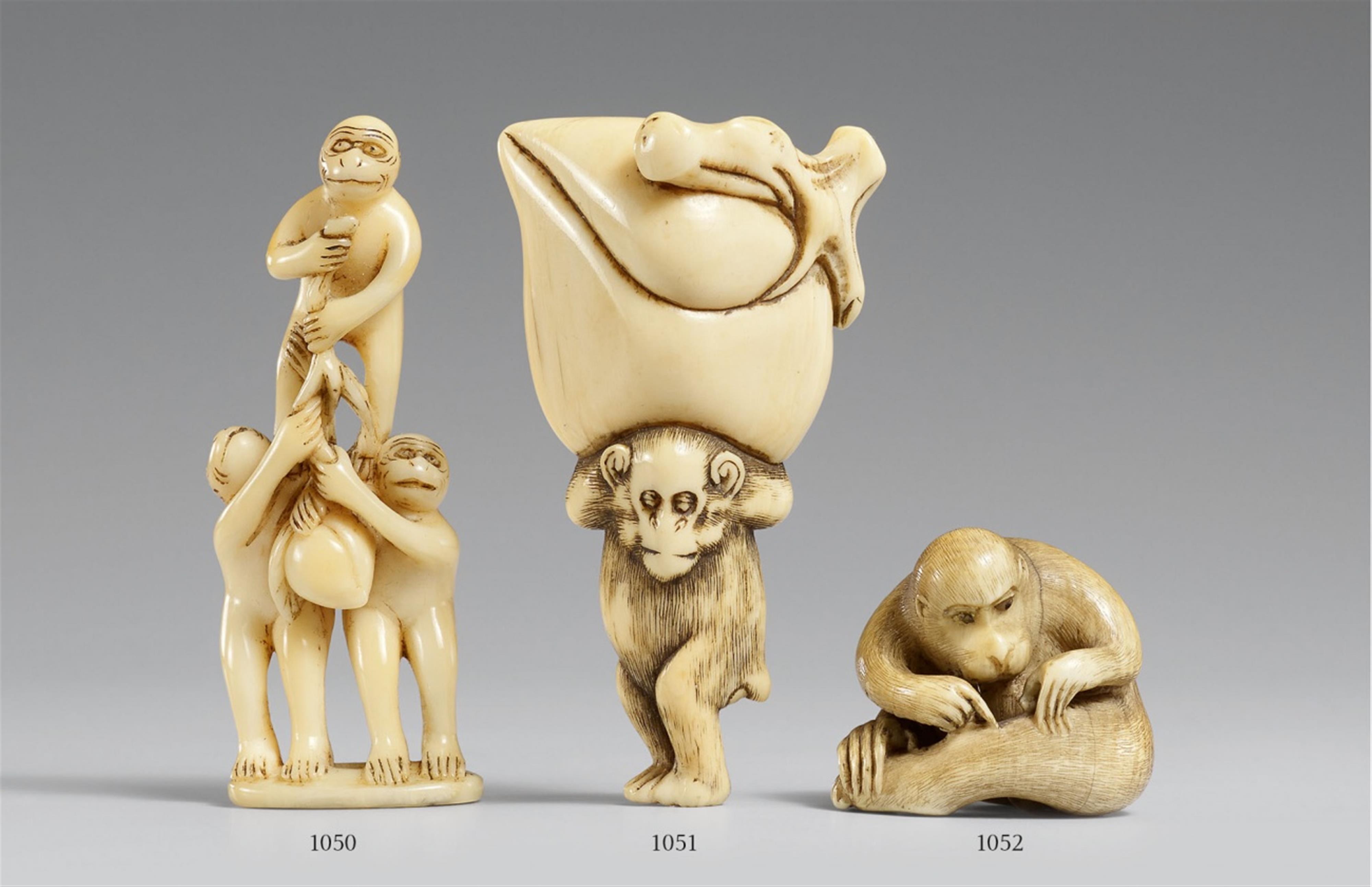 An ivory netsuke of a standing monkey. Late 18th century - image-1