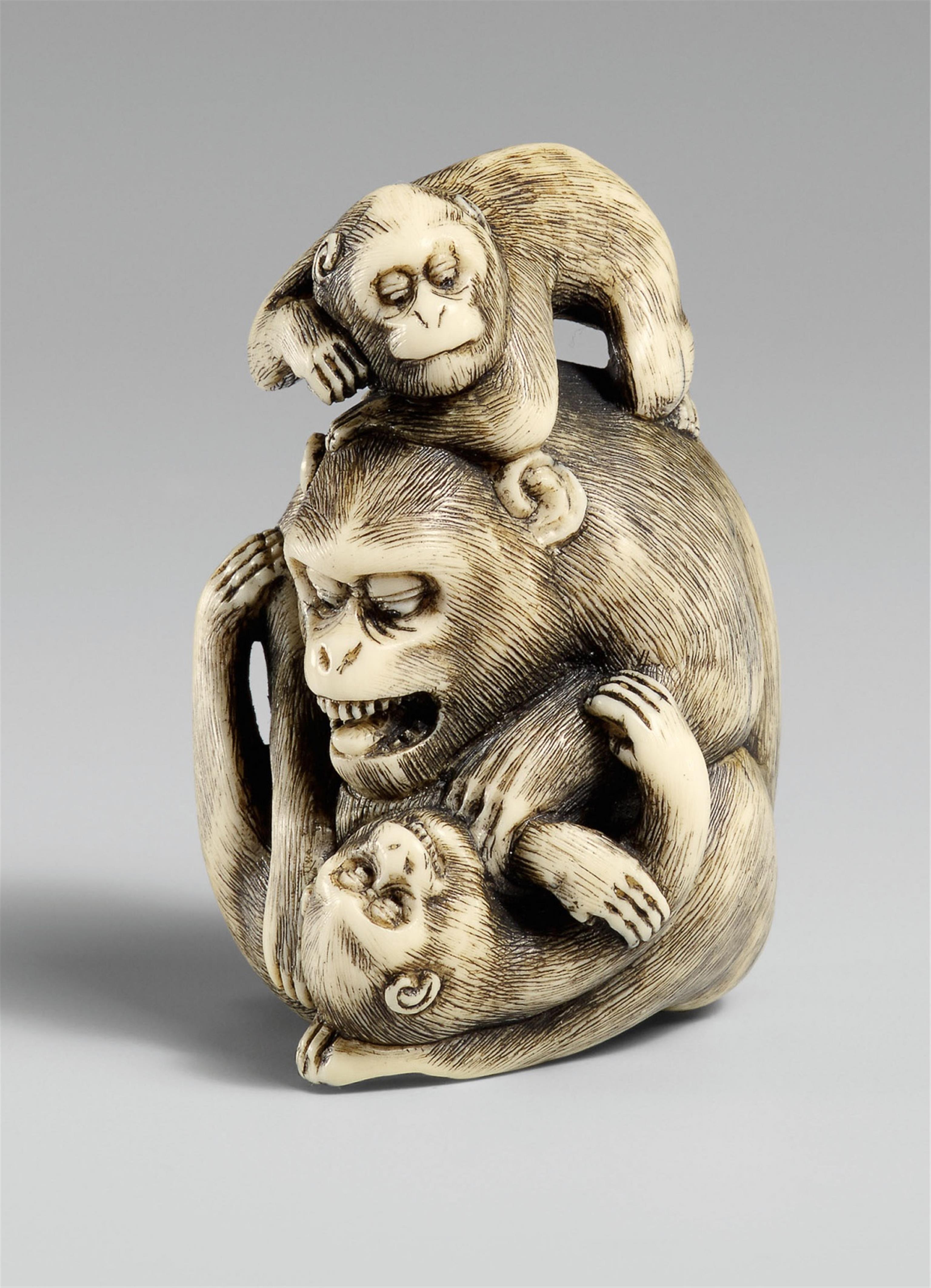 An ivory netsuke of a monkey group. 19th century - image-1