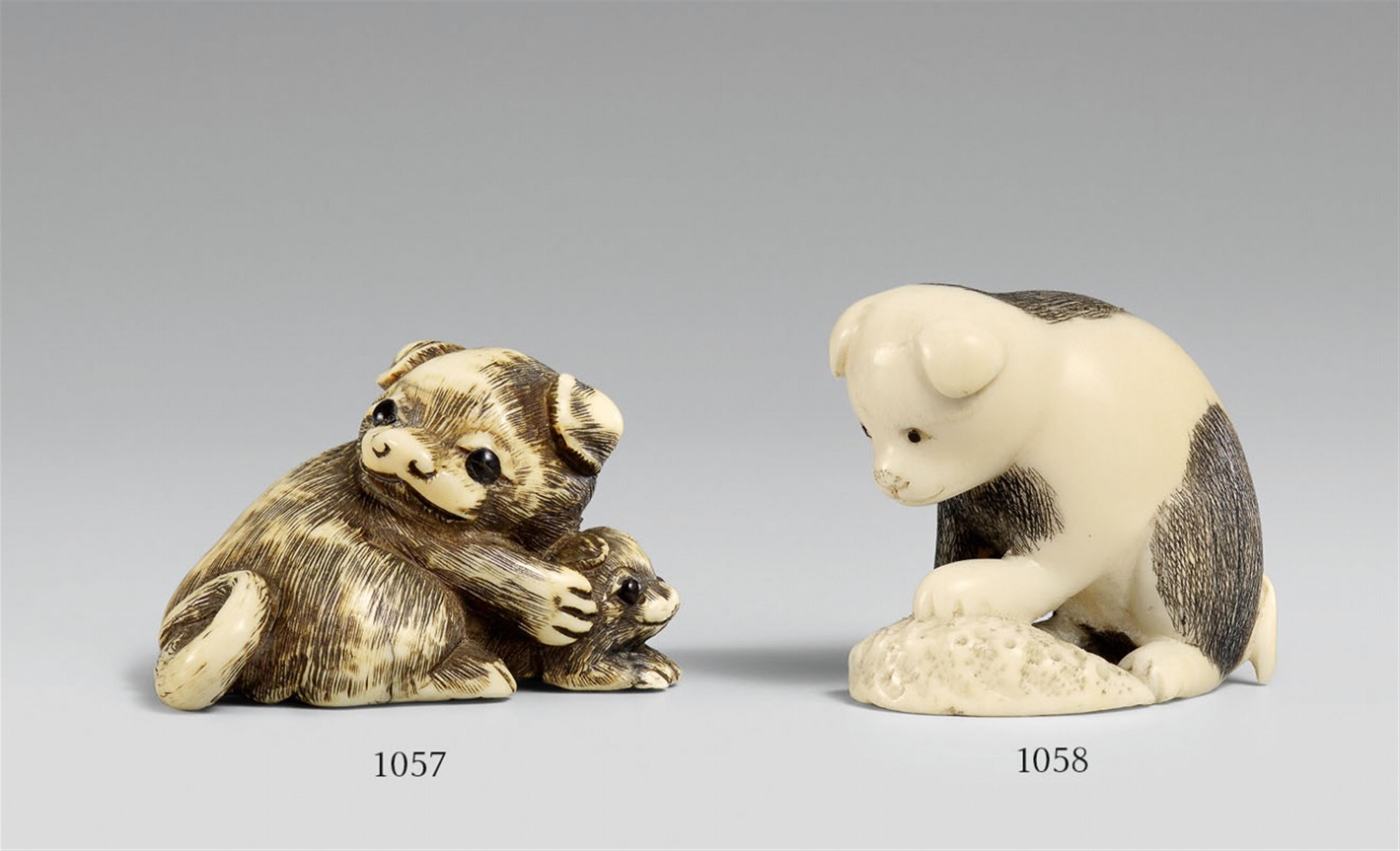 An ivory netsuke of two dogs. Around 1800 - image-1