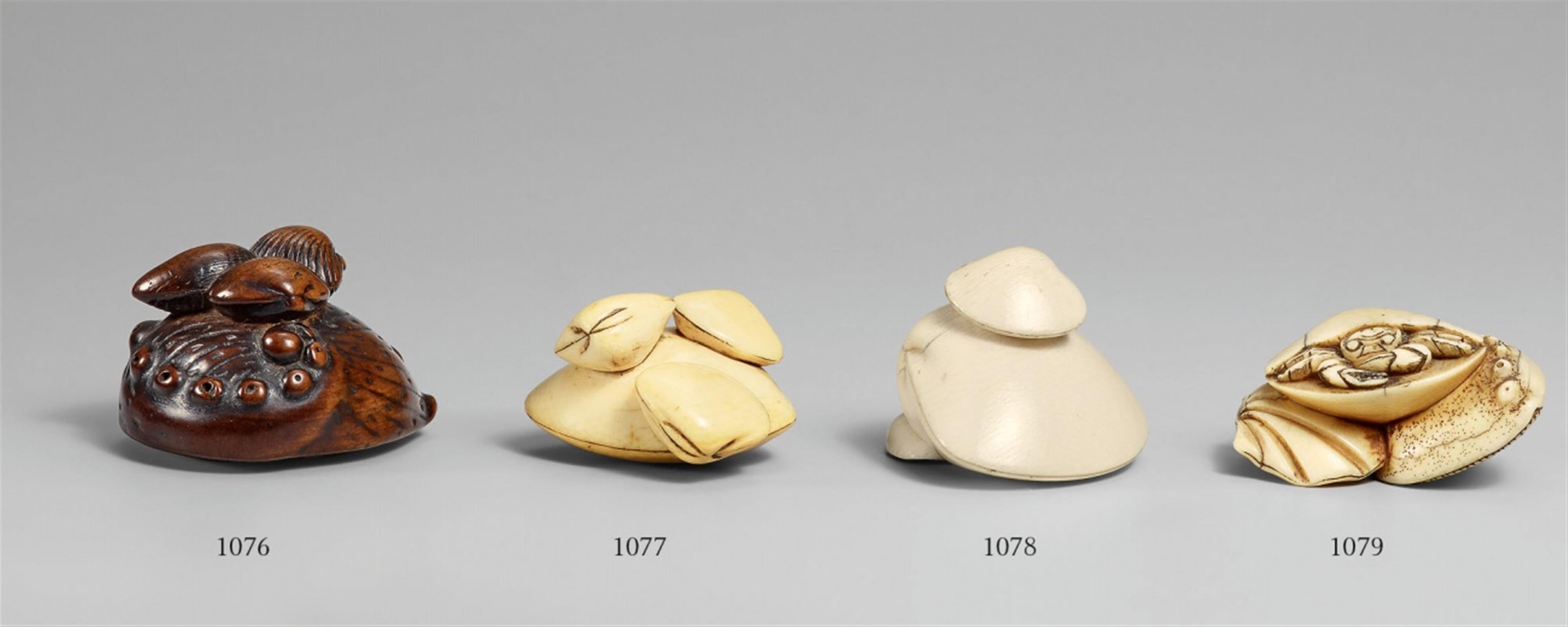 An ivory netsuke of a group of shells with a crab. Early 19th century - image-1