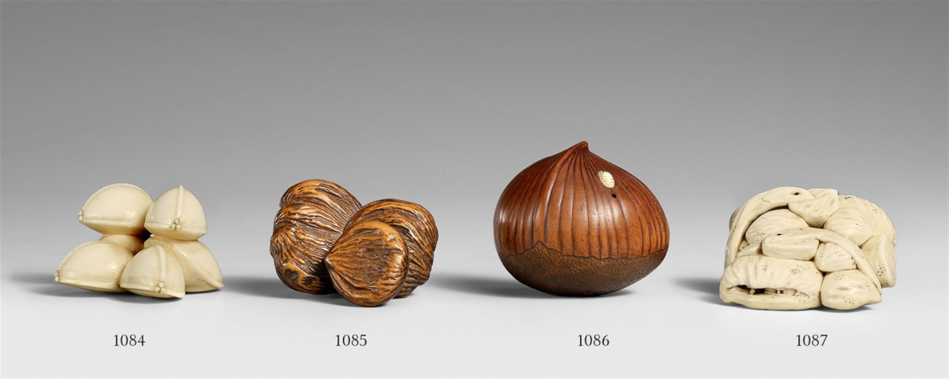 A boxwood netsuke of a group of three chestnuts. 19th century - image-1