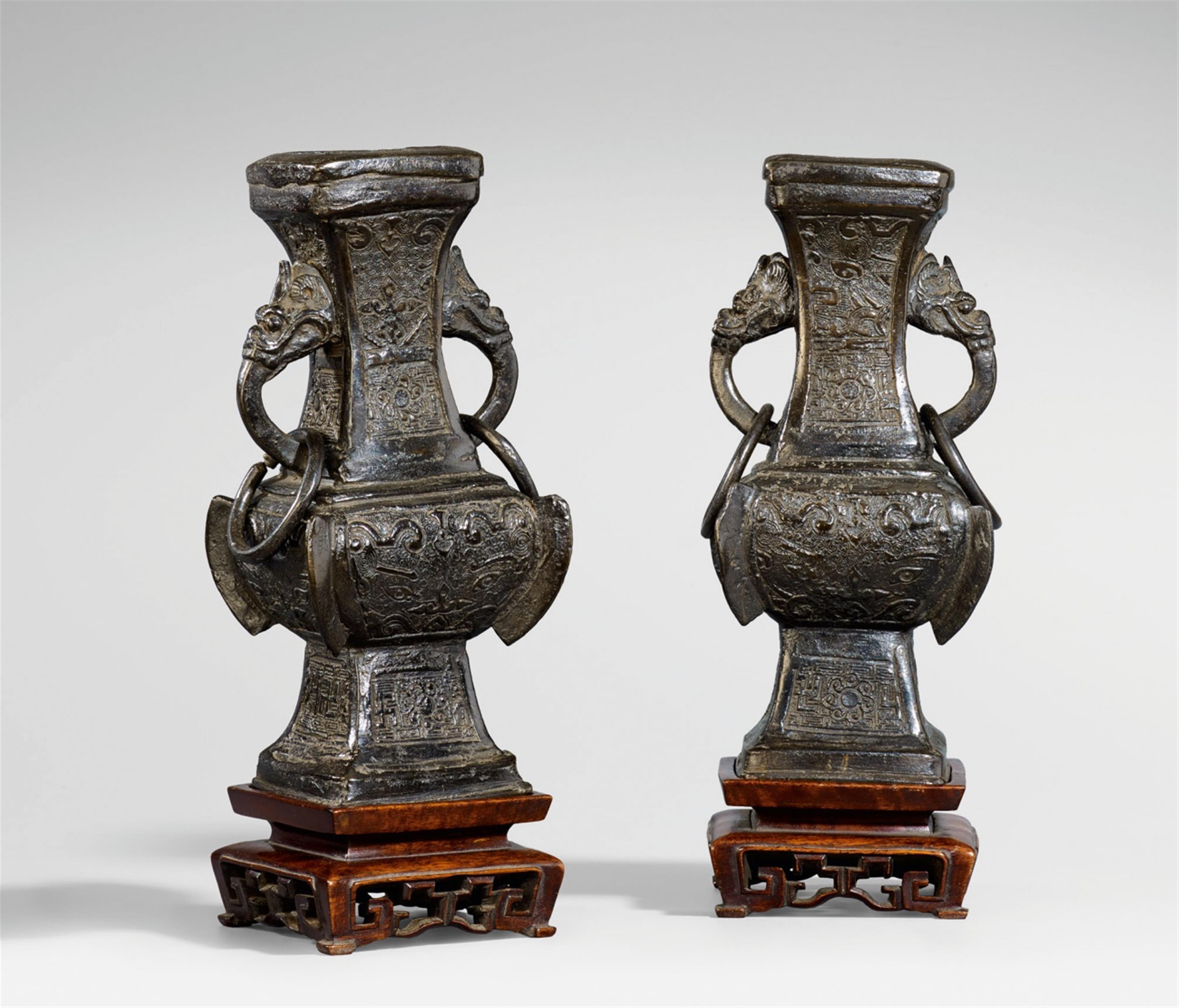 A pair of bronze altar vases. Song/Yuan dynasty, 12th/14th century - image-1