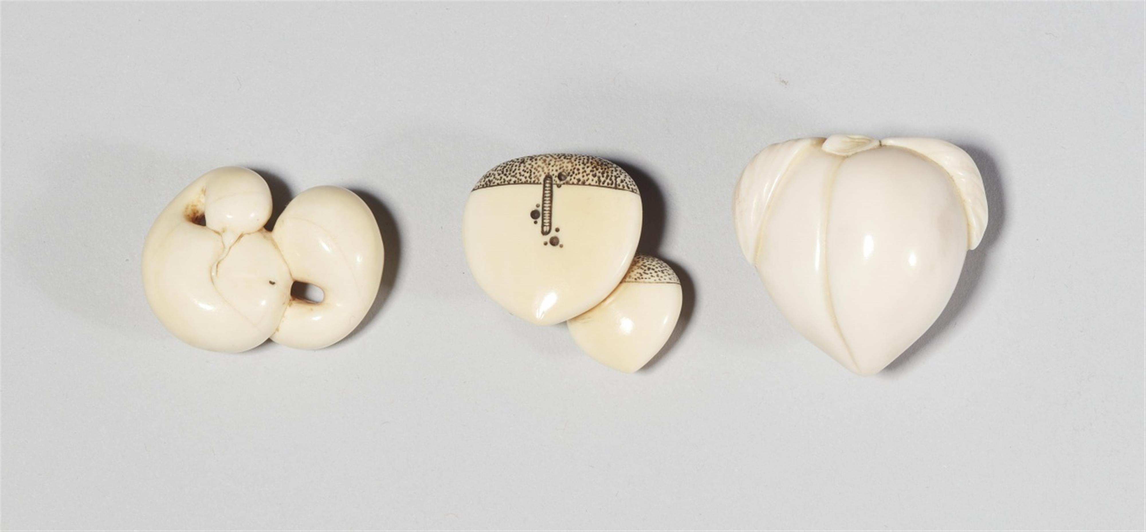 Drei Netsuke. Elfenbein. 19./20. Jh. - image-1