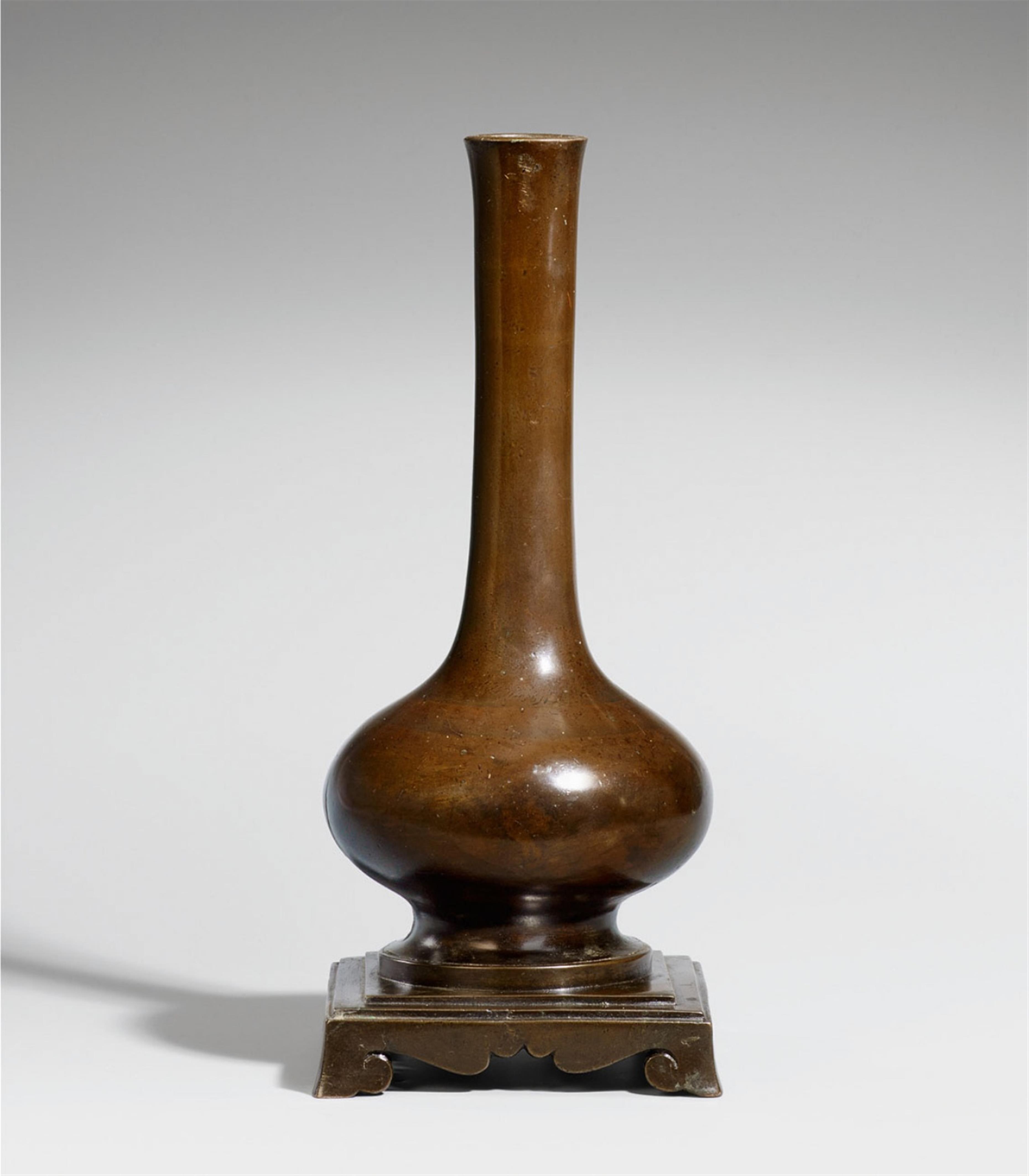 A rare and elegant bronze vase on an integral square base. Ming dynasty, 16th/17th century - image-1