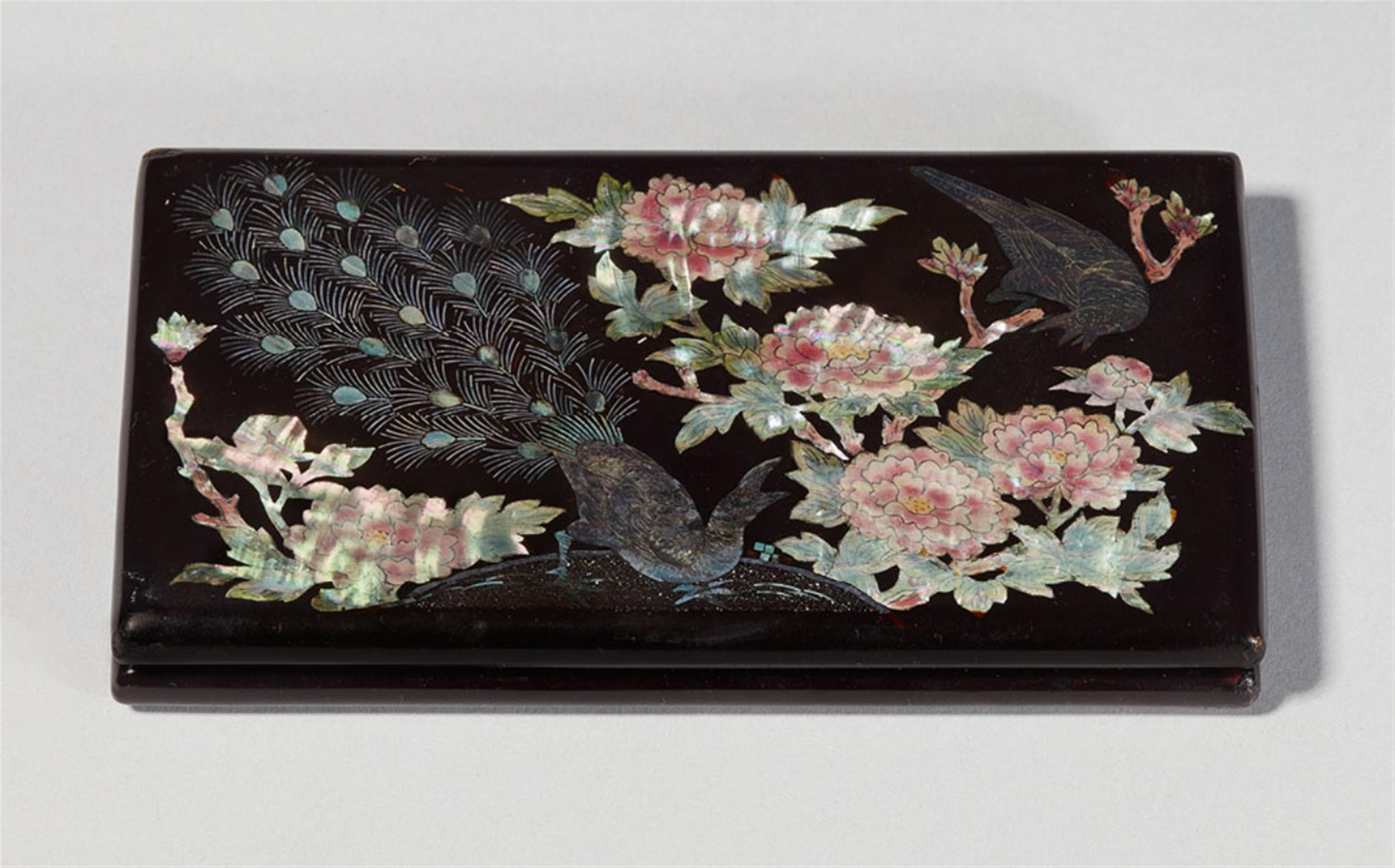 A Nagasaki lacquered metal box. Around 1850 - image-1