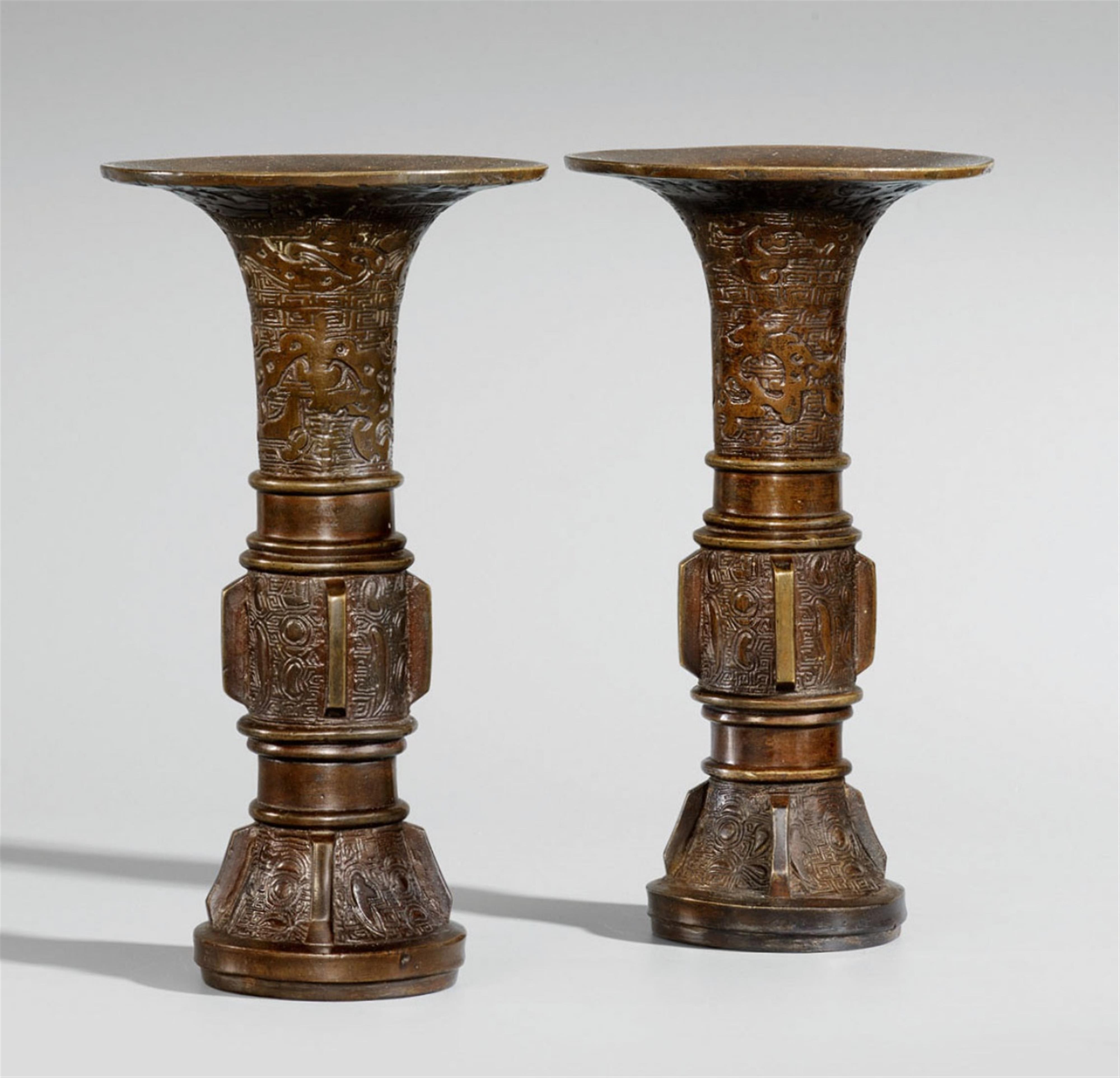 A pair of bronze altar vases. Qing dynasty, probably Yongzheng period - image-1