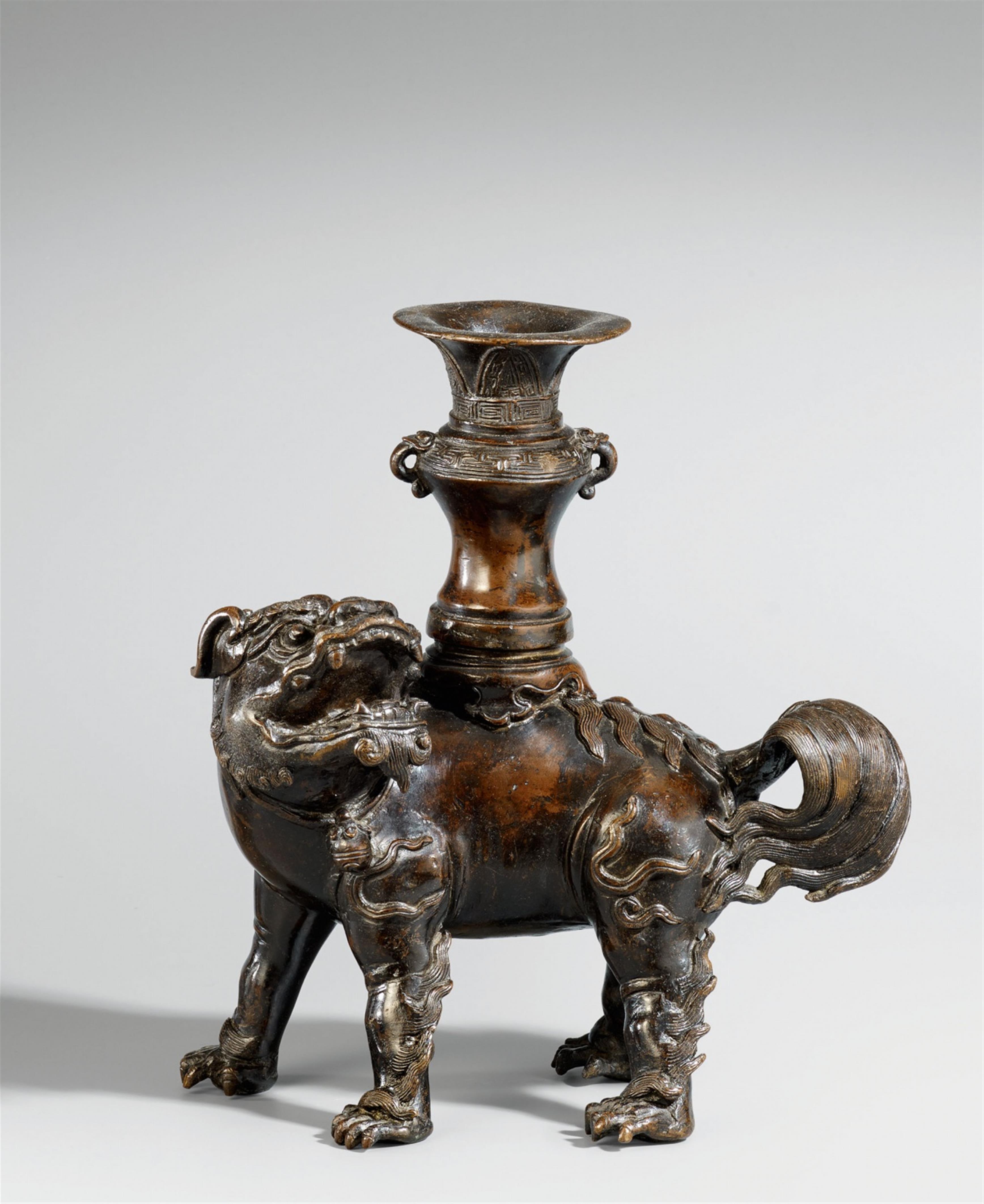 Buddhistischer Löwenhund mit Vase auf dem Rücken. Bronze. 17. Jh. - image-1