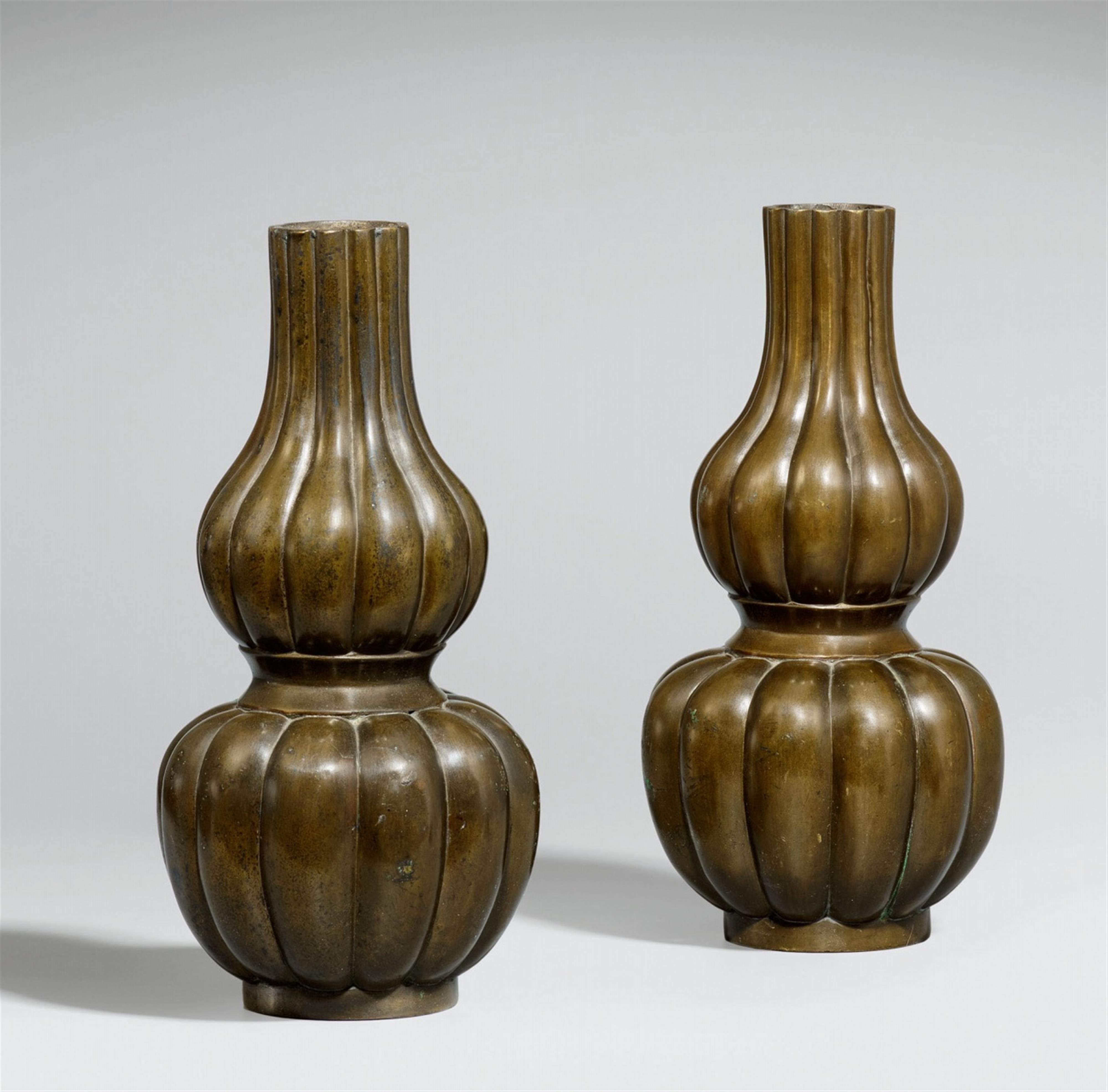 A pair of gourd-shaped bronze vases. 18th/19th century - image-1