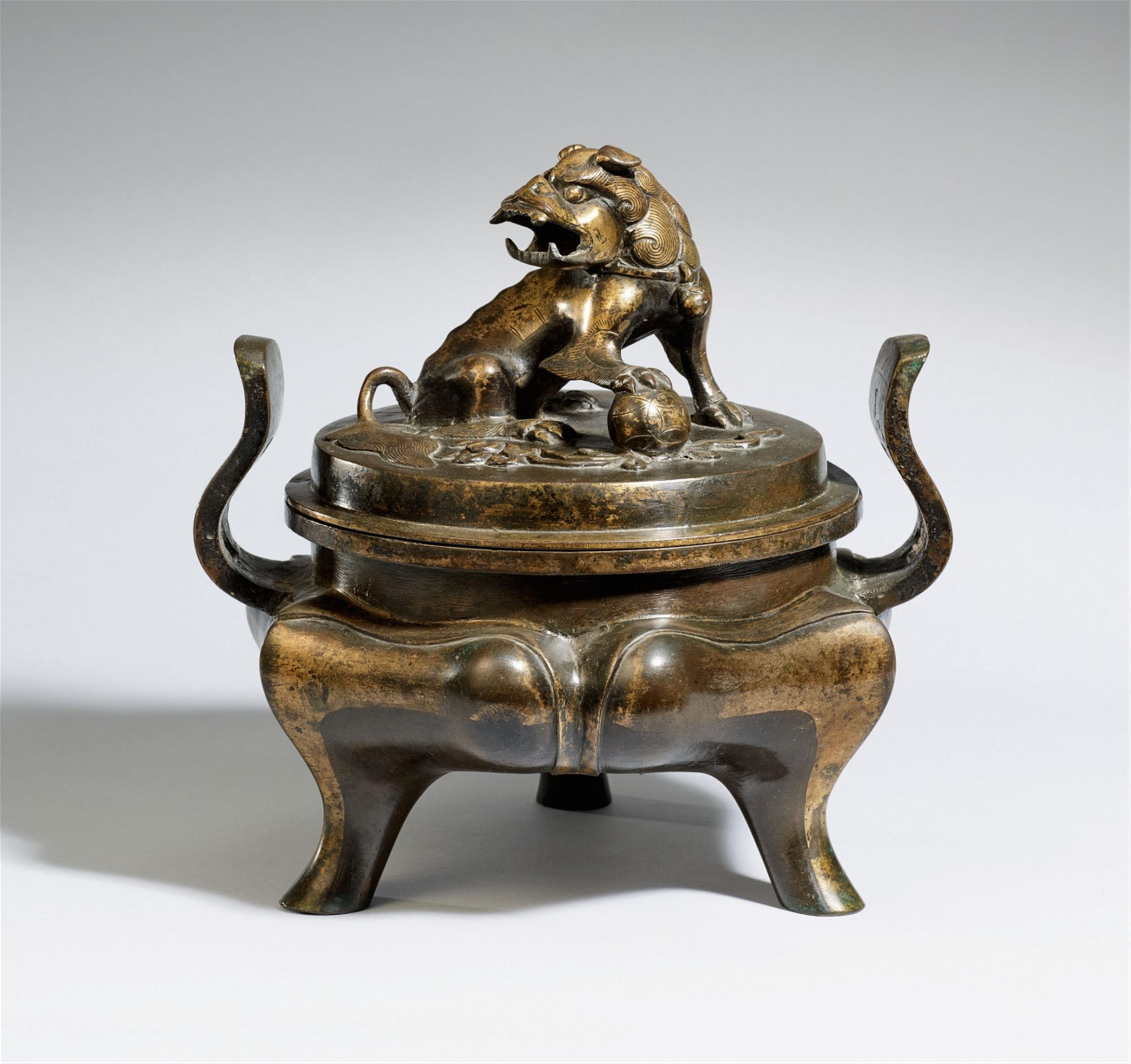 A large, heavily cast and partly-gilt bronze incense burner. 16th/17th century - image-1