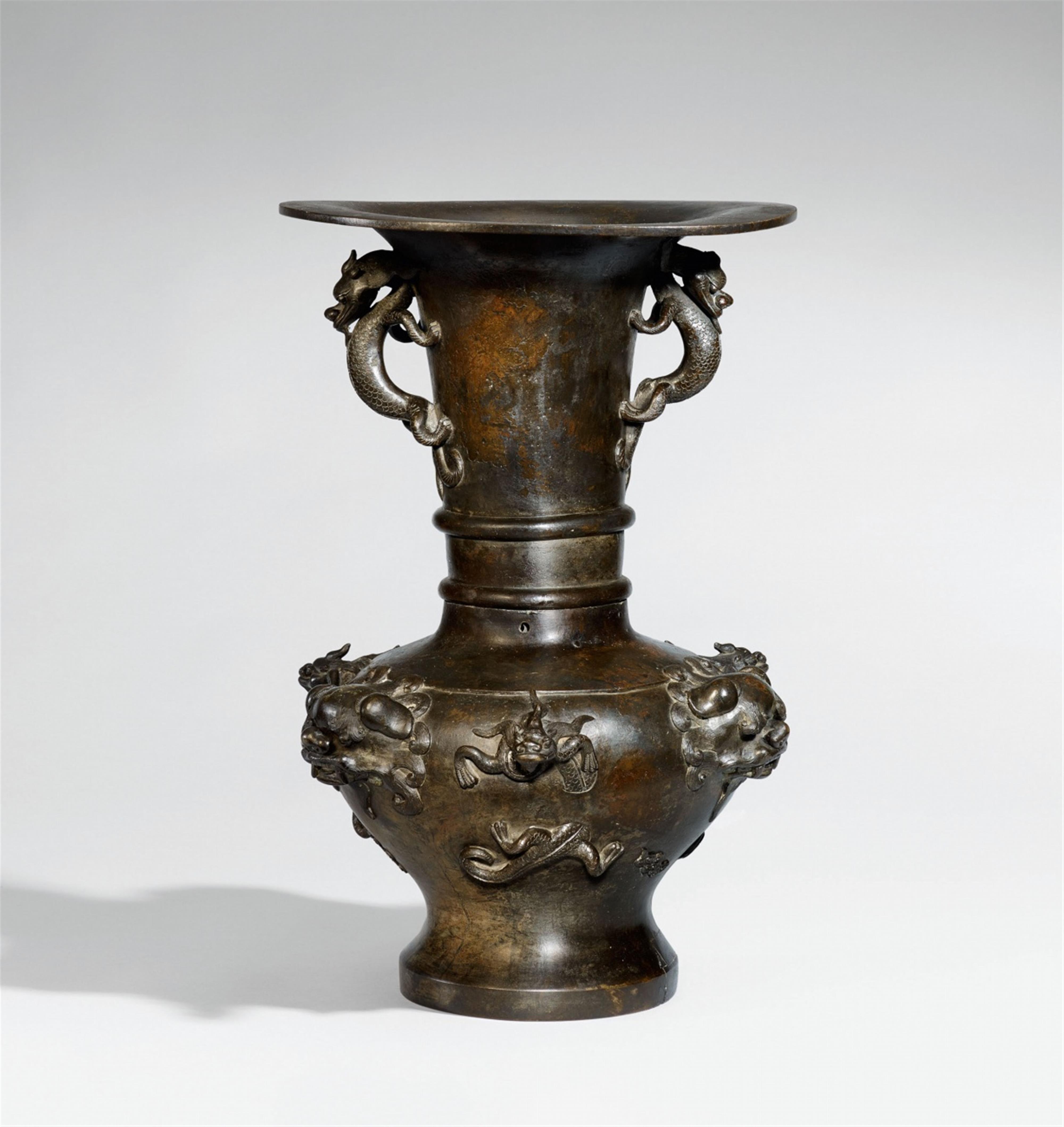 A large bronze vase. 17th/18th century - image-1