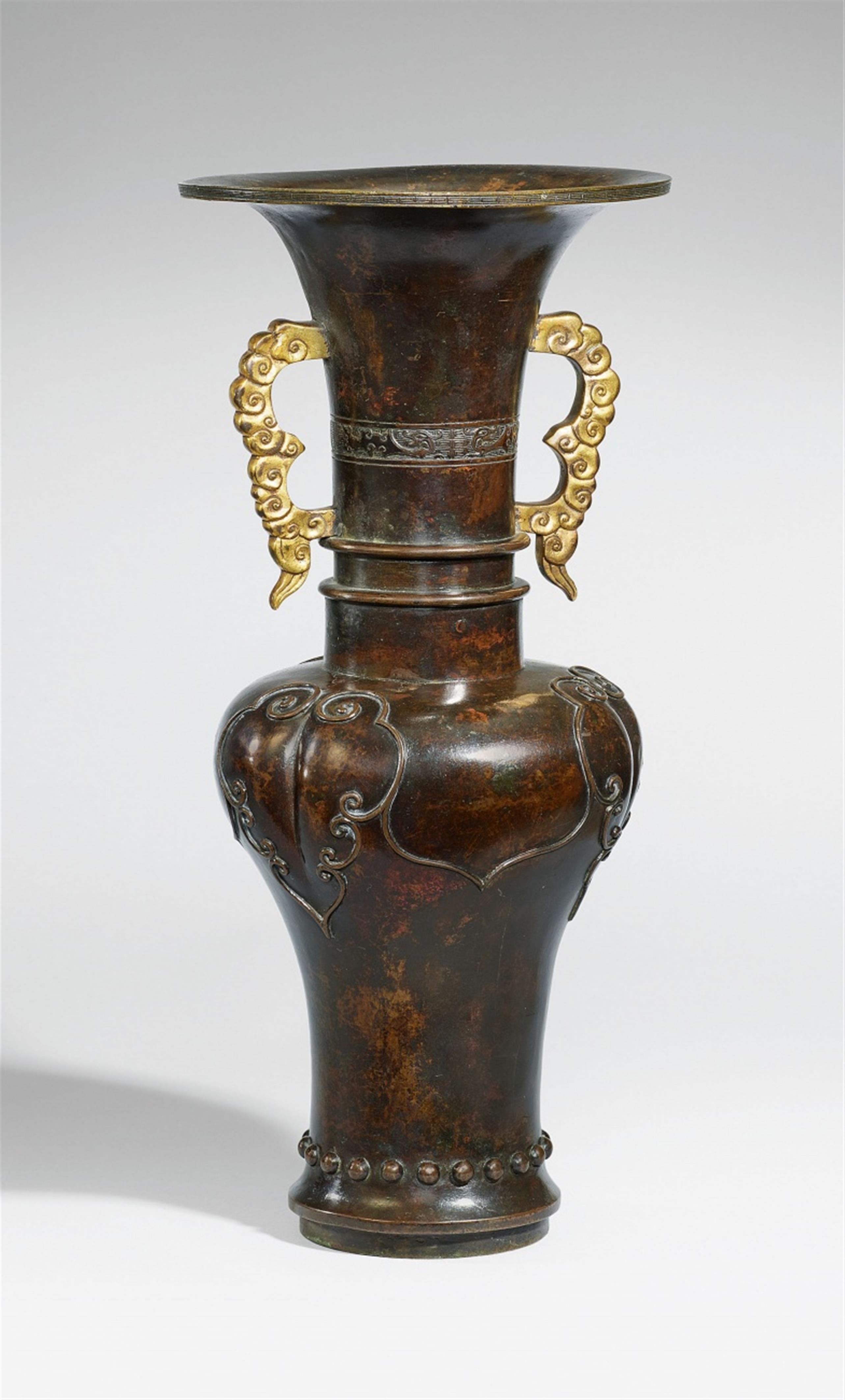 Große yenyen-Vase. Bronze. 16./17. Jh. - image-1