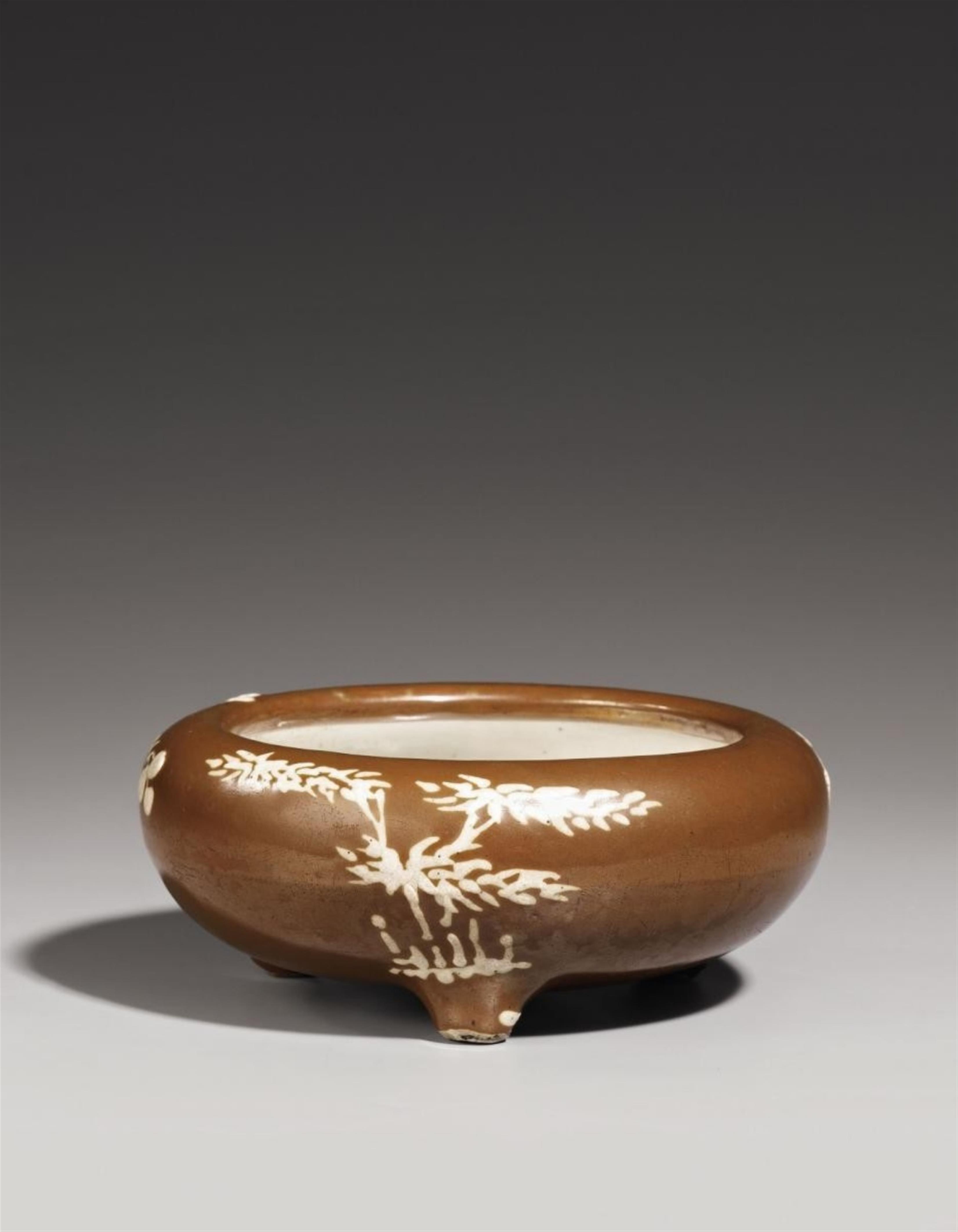 A brown-glazed bulb bowl on three feet. 16th/17th century - image-1