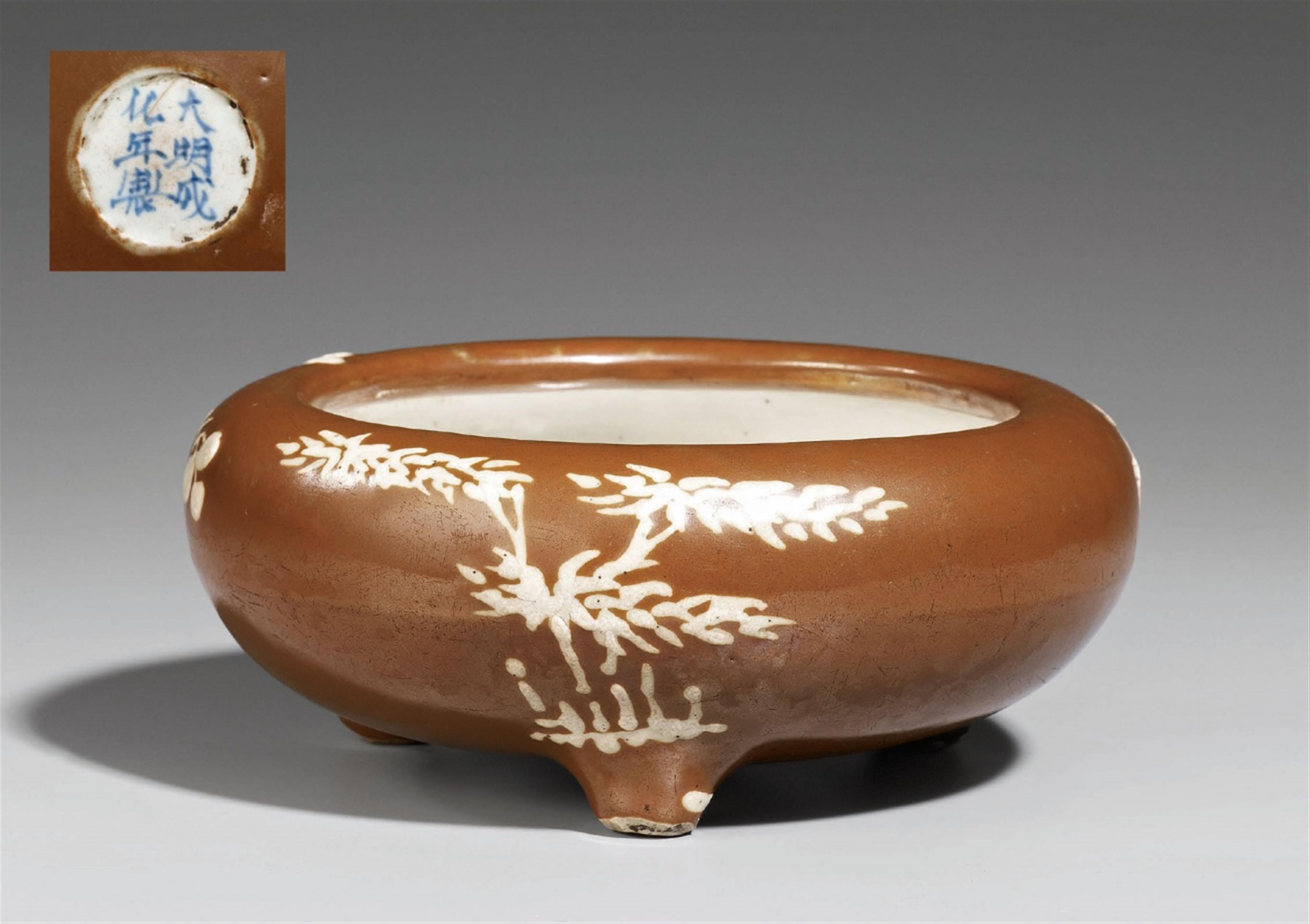 A brown-glazed bulb bowl on three feet. 16th/17th century - image-2