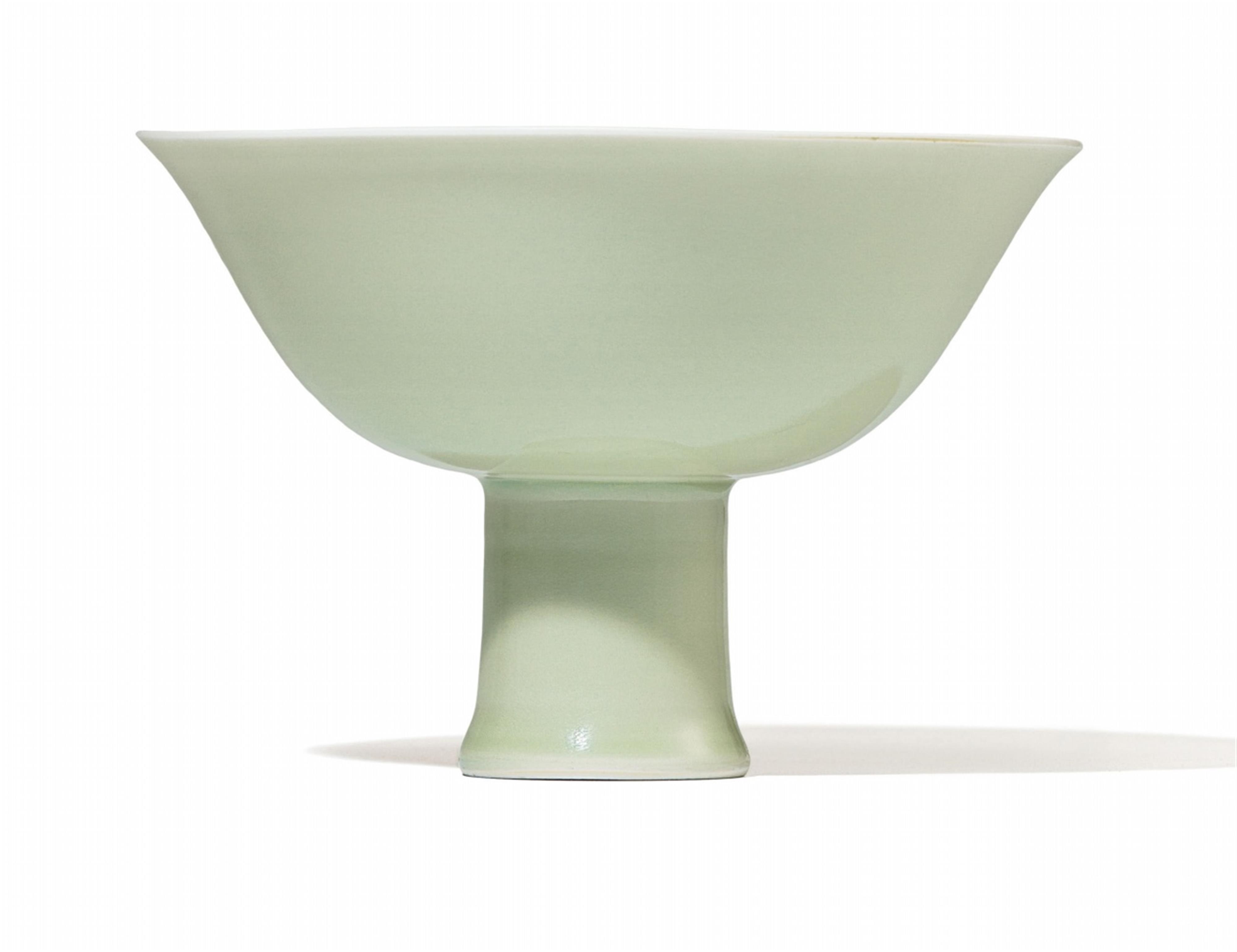 A green-glazed stembowl. 18th century - image-1