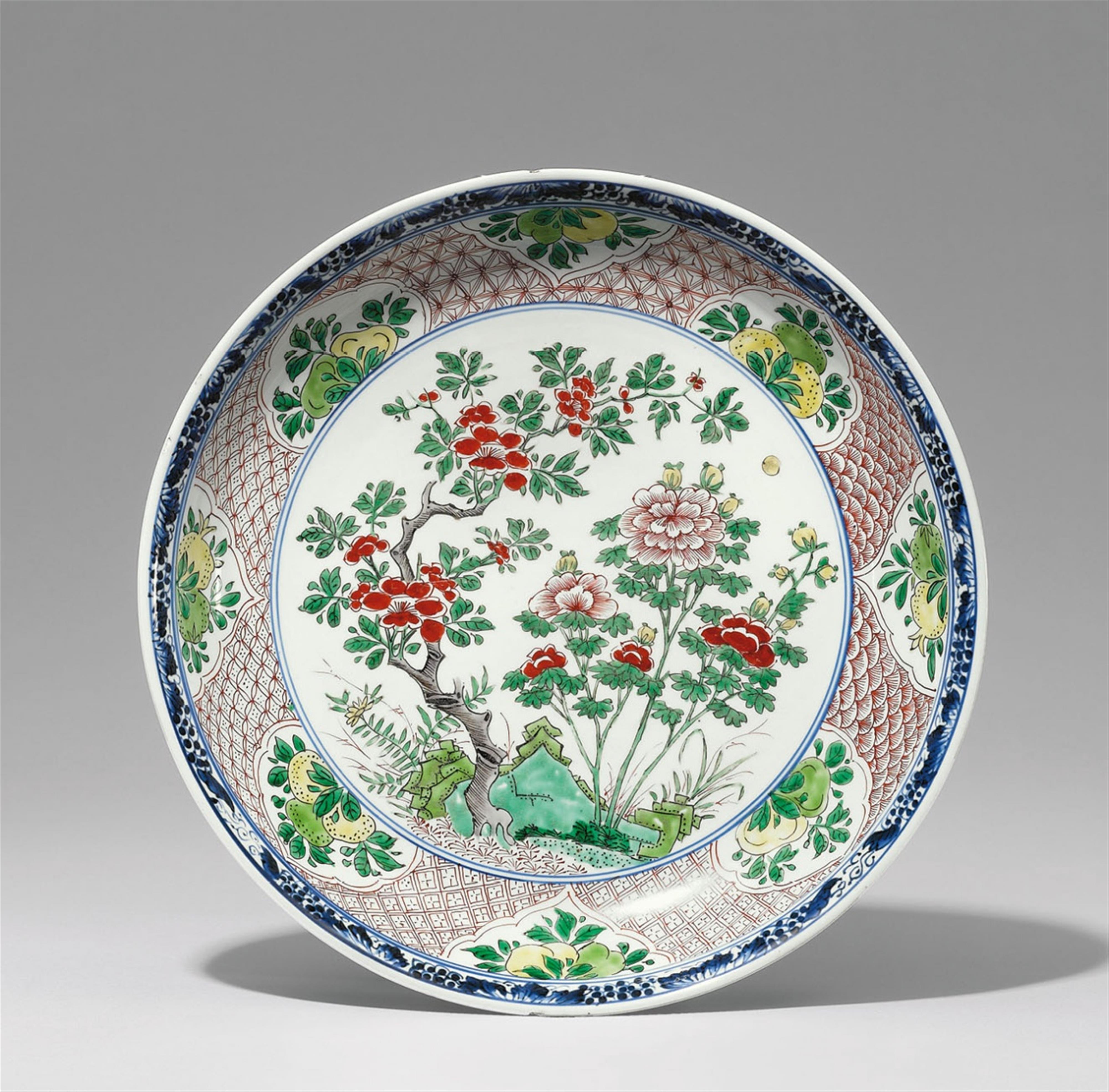 A large saucer-shaped wucai dish. Second half 17th century - image-1