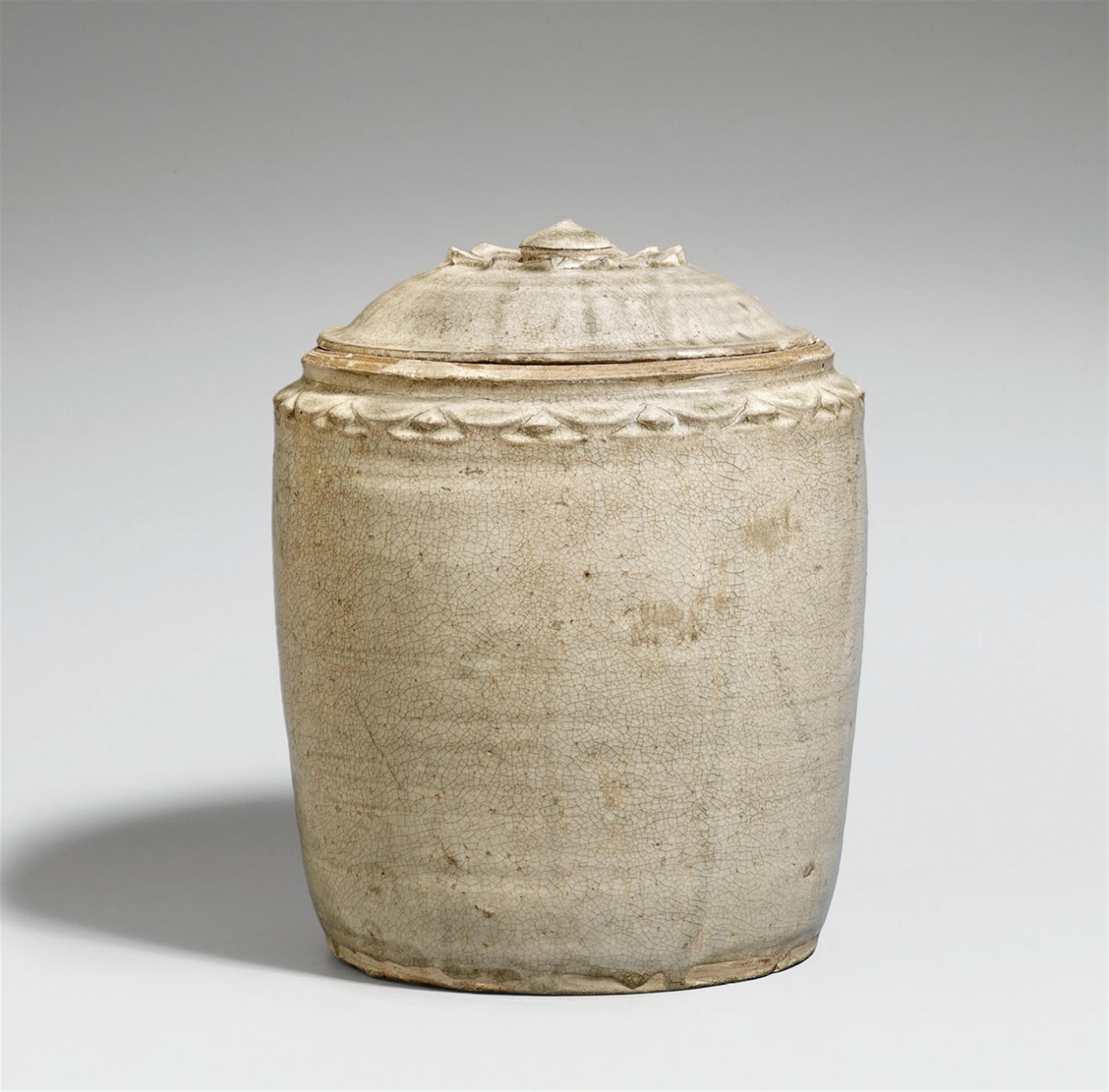 A light-green glazed lidded jar. Vietnam. 10th/12th century - image-1