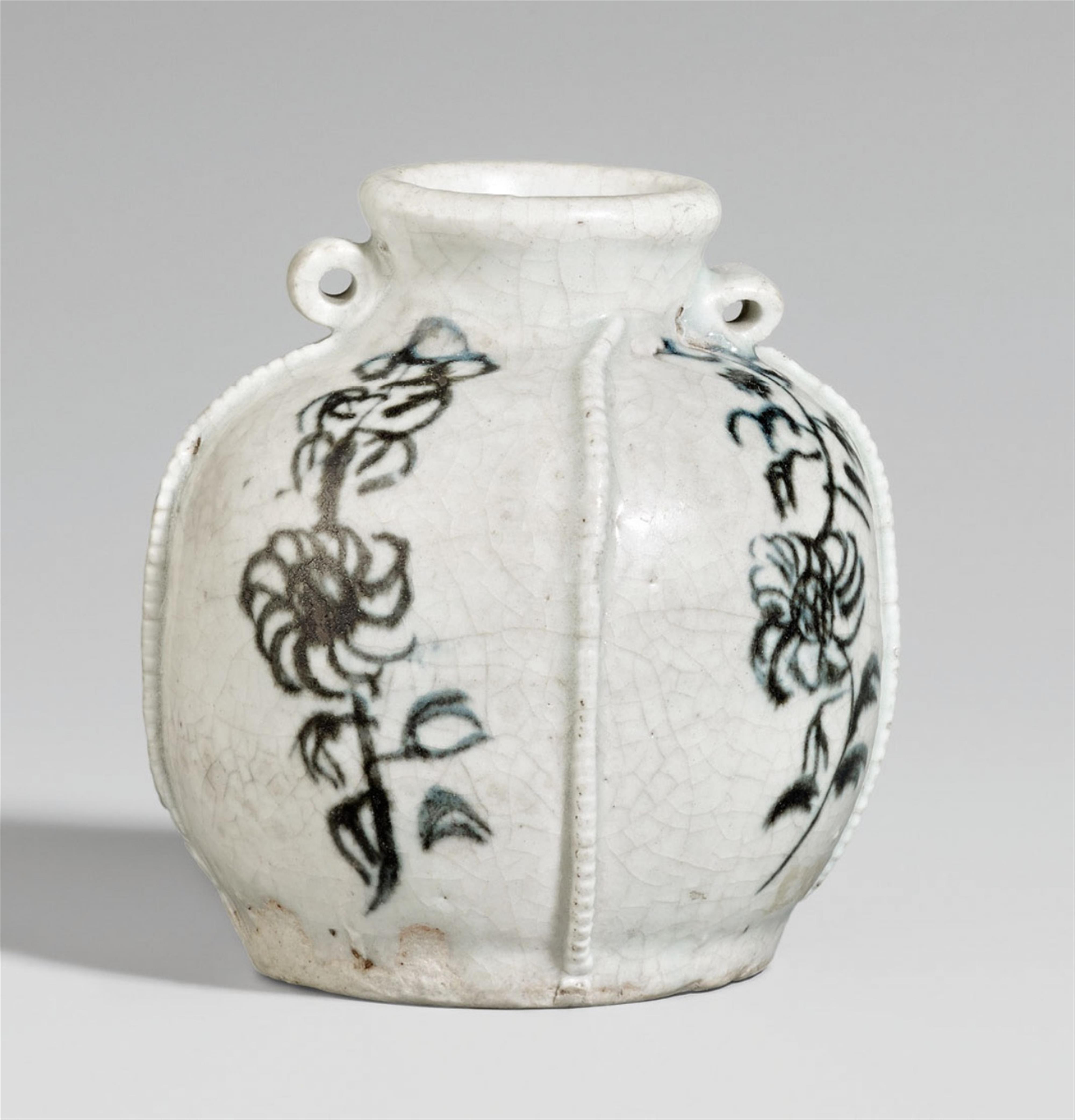 A small blue and white jar. Yuan dynasty (1280-1368) - image-1