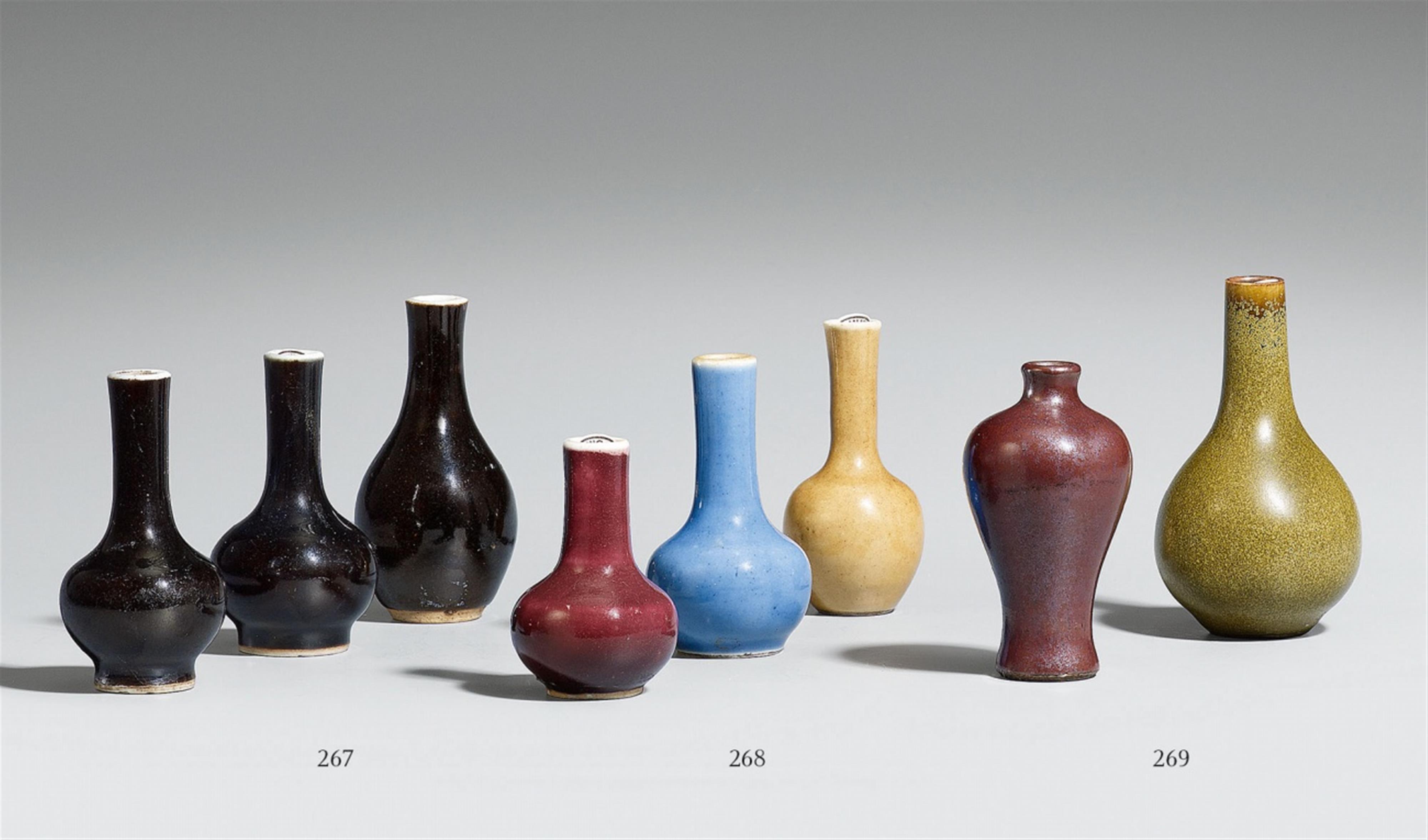 Three mirror black-glazed miniature vases. Kangxi period (1662-1722) - image-1