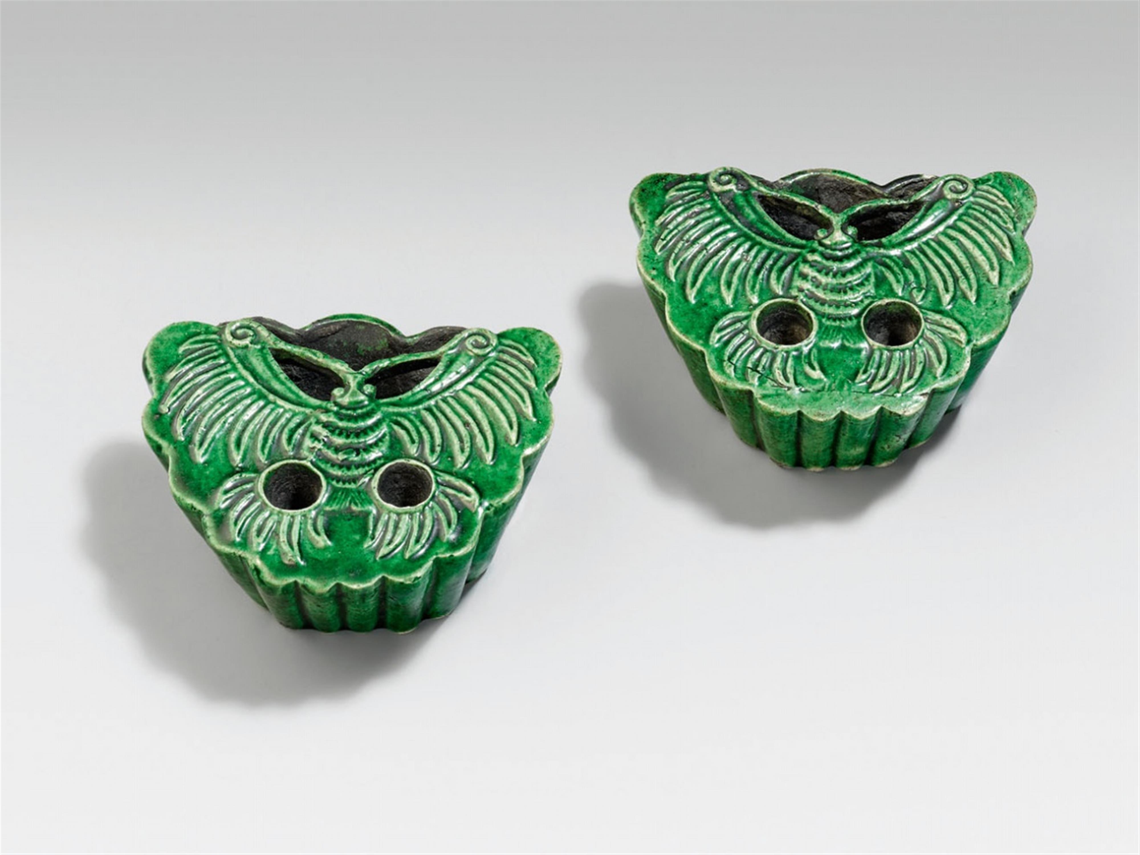 A pair of green-glazed brush-washers in butterfly-shape. First half 18th century - image-1