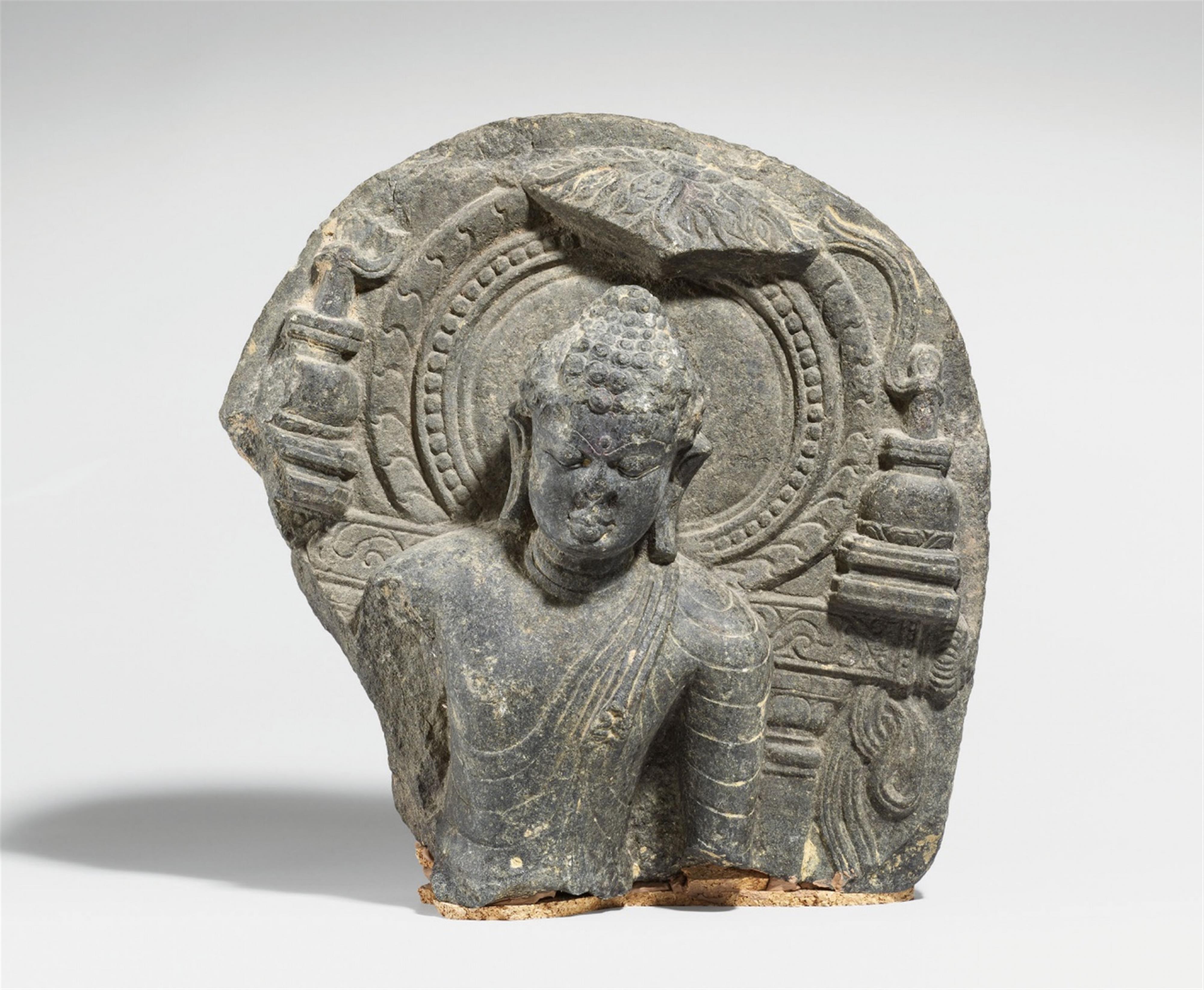 Fragment einer Buddha-Stele. Schwarzer Stein (Phyllit). Nordost-Indien, Bihar. Möglicherweise Kurkihar. 9. Jh. - image-1